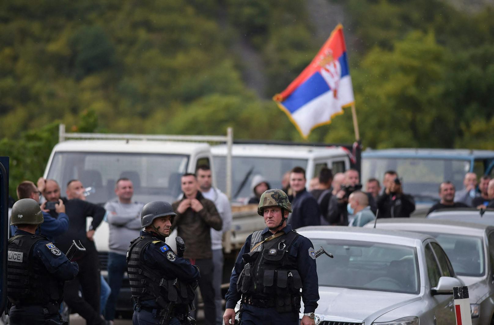 Hunderte Serben protestierten seit dem Erlass vor zwei Wochen gegen die Vorgabe und behindern mit Fahrzeugen den Verkehr an den Grenzübergängen.