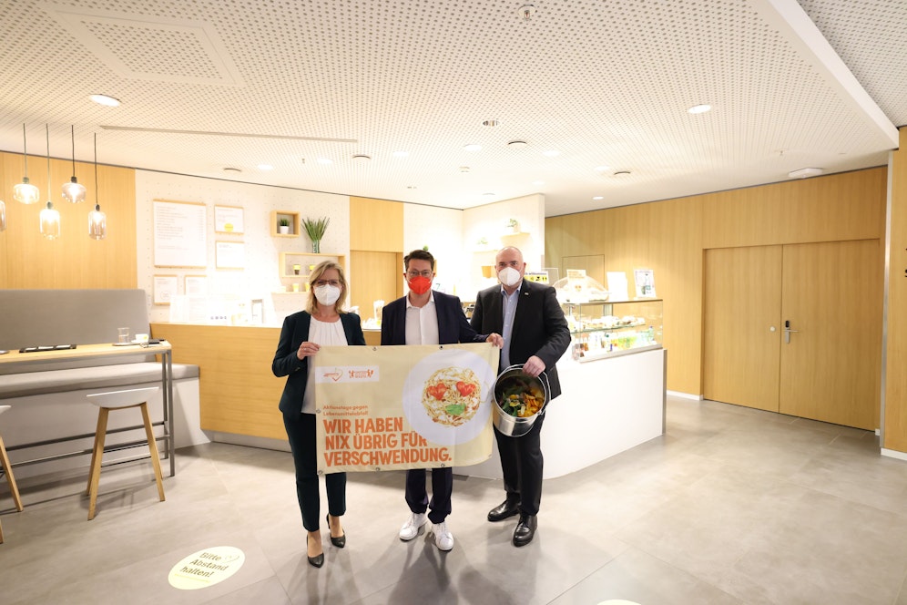 BIs zu einer Million Tonnen Lebensmittel landen österreichweit pro Jahr im Müll. Am heutigen Welttag gegen Lebensmittelverschwendung appellierten (v.l.n.r.) Umweltministerin Leonore Gewessler (G), Umweltstadtrat Jürgen Czernohorszky (SPÖ) und Sodexo Östereich-Chef Michael Freitag für mehr Achtsamkeit.