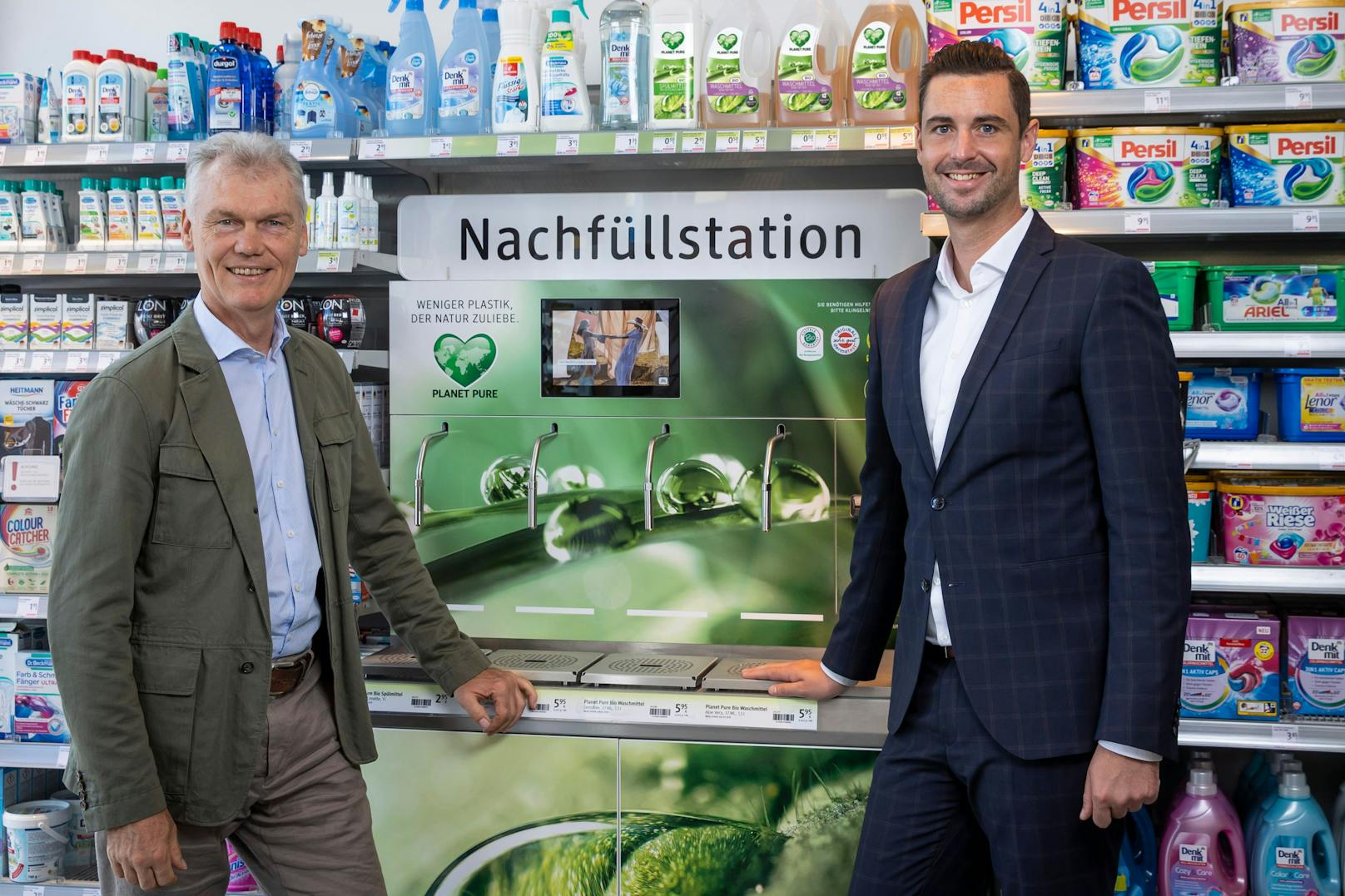 Im Bild: Alain Bauwens, Planet Pure Geschäftsführer, und Christian Freischlager, dm-Ressortleiter für Marketing & Einkauf (v.l.)
