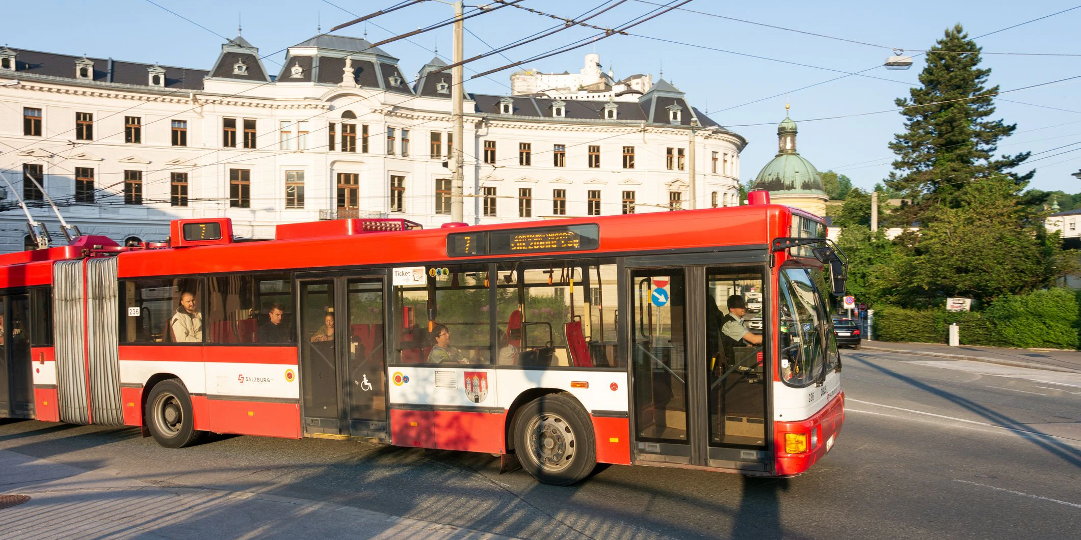 Bei dem Crash wurden auch zwei Fahrgäste des O-Busses verletzt.