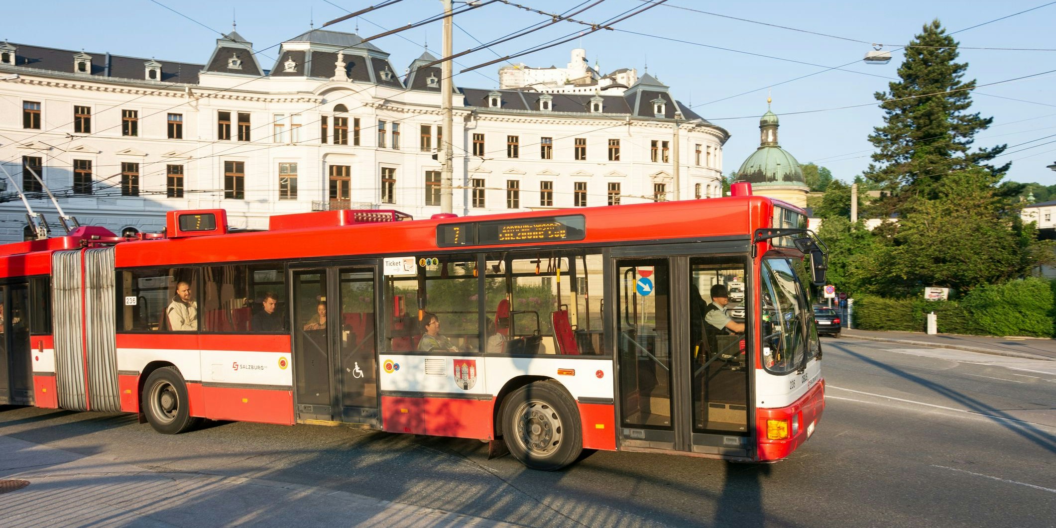 Bei dem Crash wurden auch zwei Fahrgäste des O-Busses verletzt.