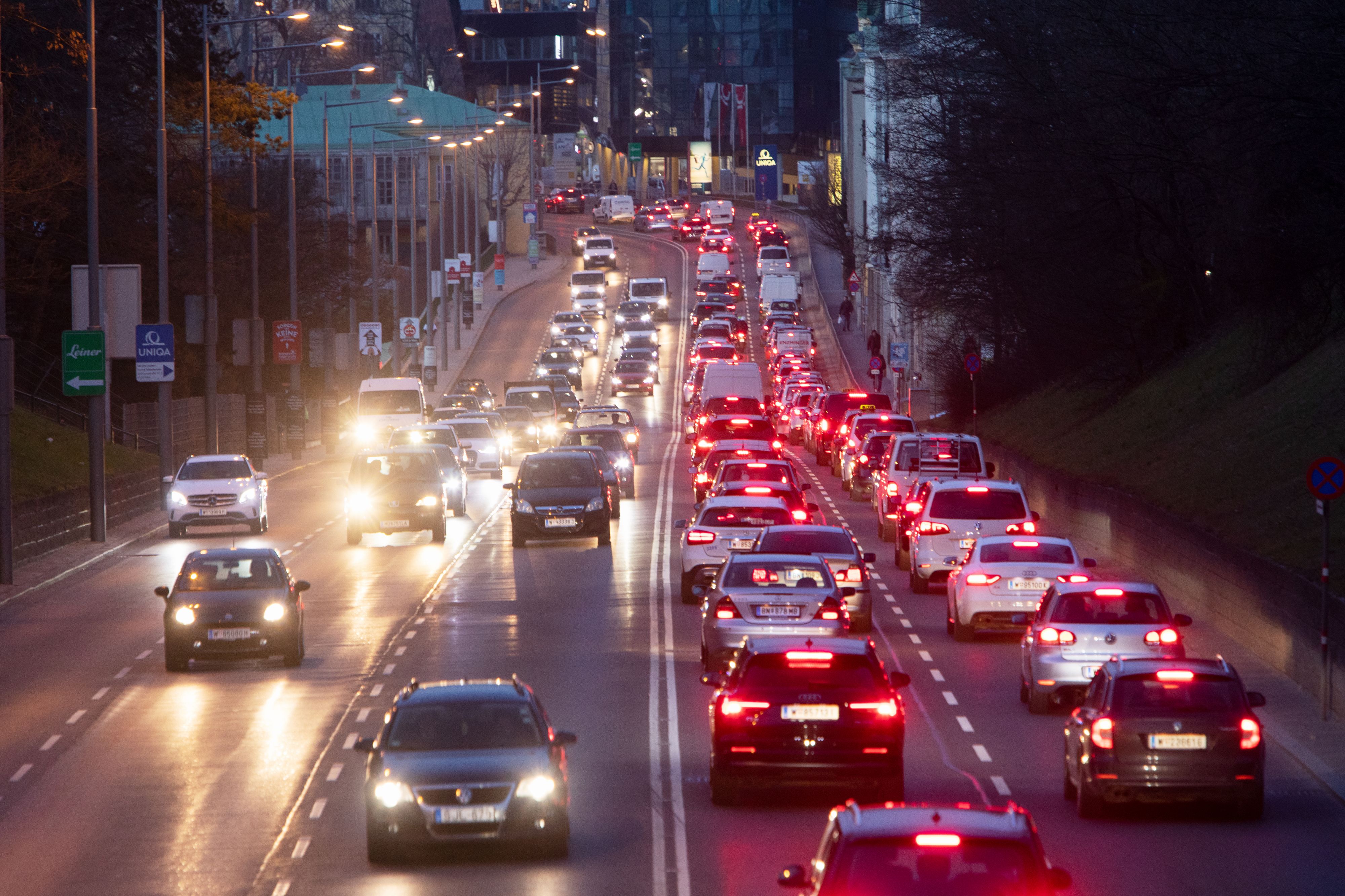 Download von www.picturedesk.com am 28.09.2021 (13:45).  Autokolonnen und Verkehr Stau im Abendlicht an der Grünbergstrasse in Wien fotografiert am 25. März 2021. /// Convoys of cars and traffic jam in the evening light on Grünbergstrasse in Vienna, photographed on March 25, 2021. - 20210329_PD4708 - Rechteinfo: Rights Managed (RM)