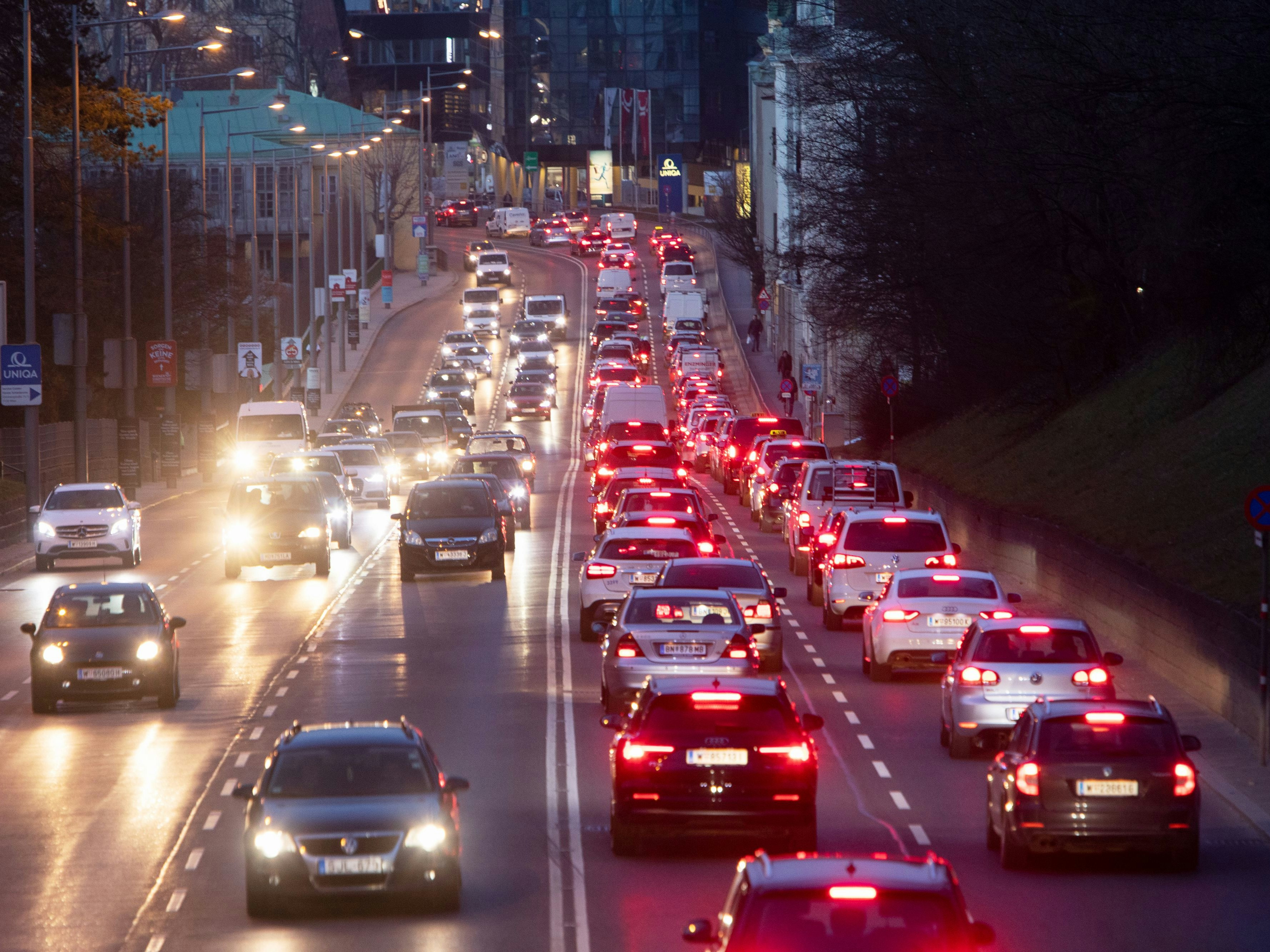 Download von www.picturedesk.com am 28.09.2021 (13:45).  Autokolonnen und Verkehr Stau im Abendlicht an der Grünbergstrasse in Wien fotografiert am 25. März 2021. /// Convoys of cars and traffic jam in the evening light on Grünbergstrasse in Vienna, photographed on March 25, 2021. - 20210329_PD4708 - Rechteinfo: Rights Managed (RM)