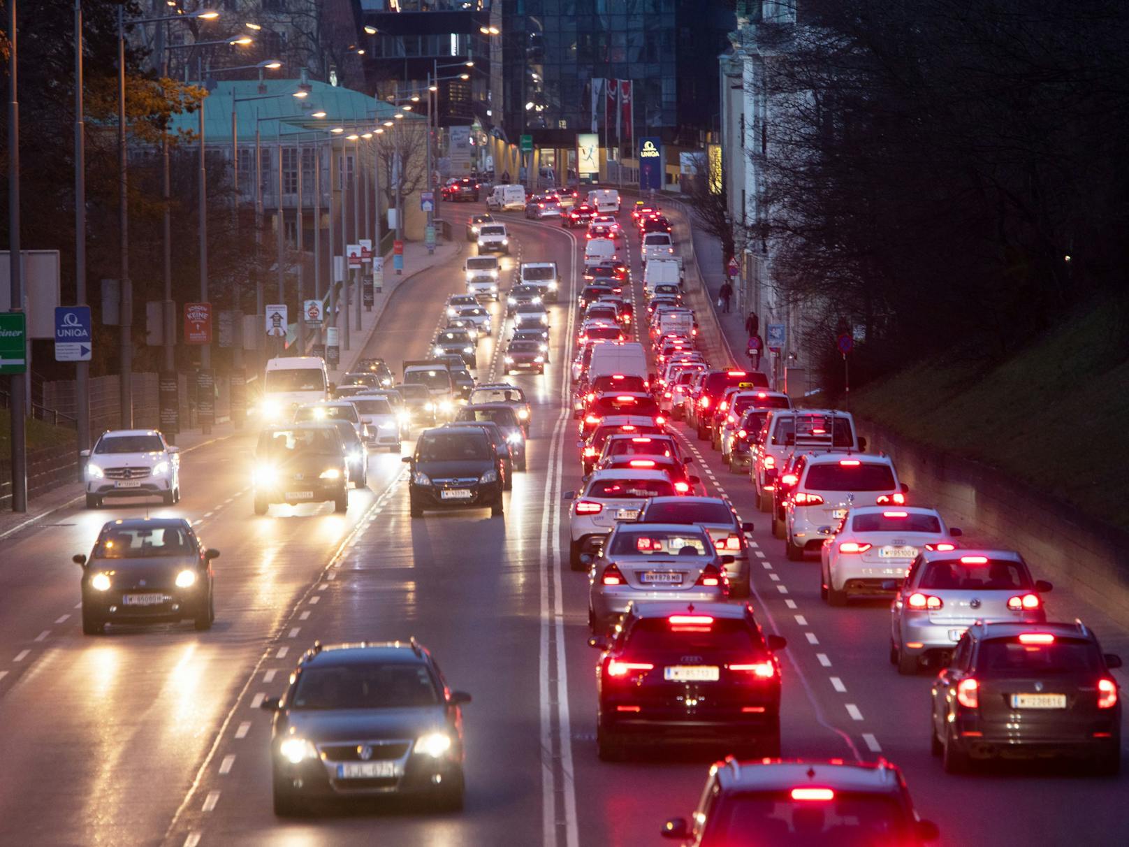 Autokolonnen in Wien. Mit Einführung des CO2-Preises werden Benzin und Diesel teurer. Der "Klimabonus" soll Pendler, die aufs Auto angewiesen sind, entlasten.