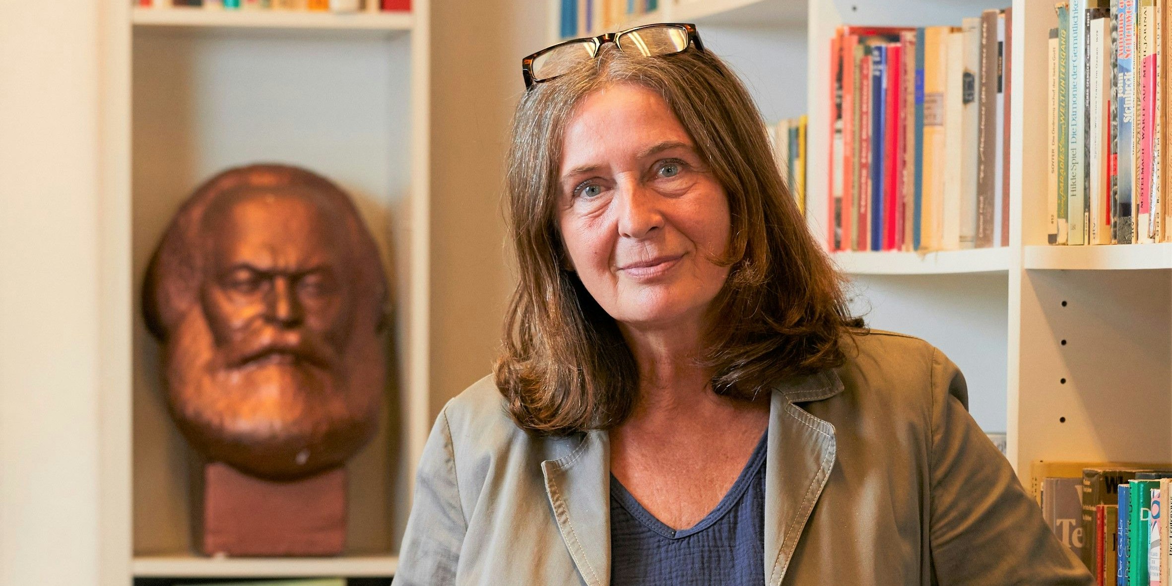 Bürgermeister-Bild mit Marx: Elke Kahr.