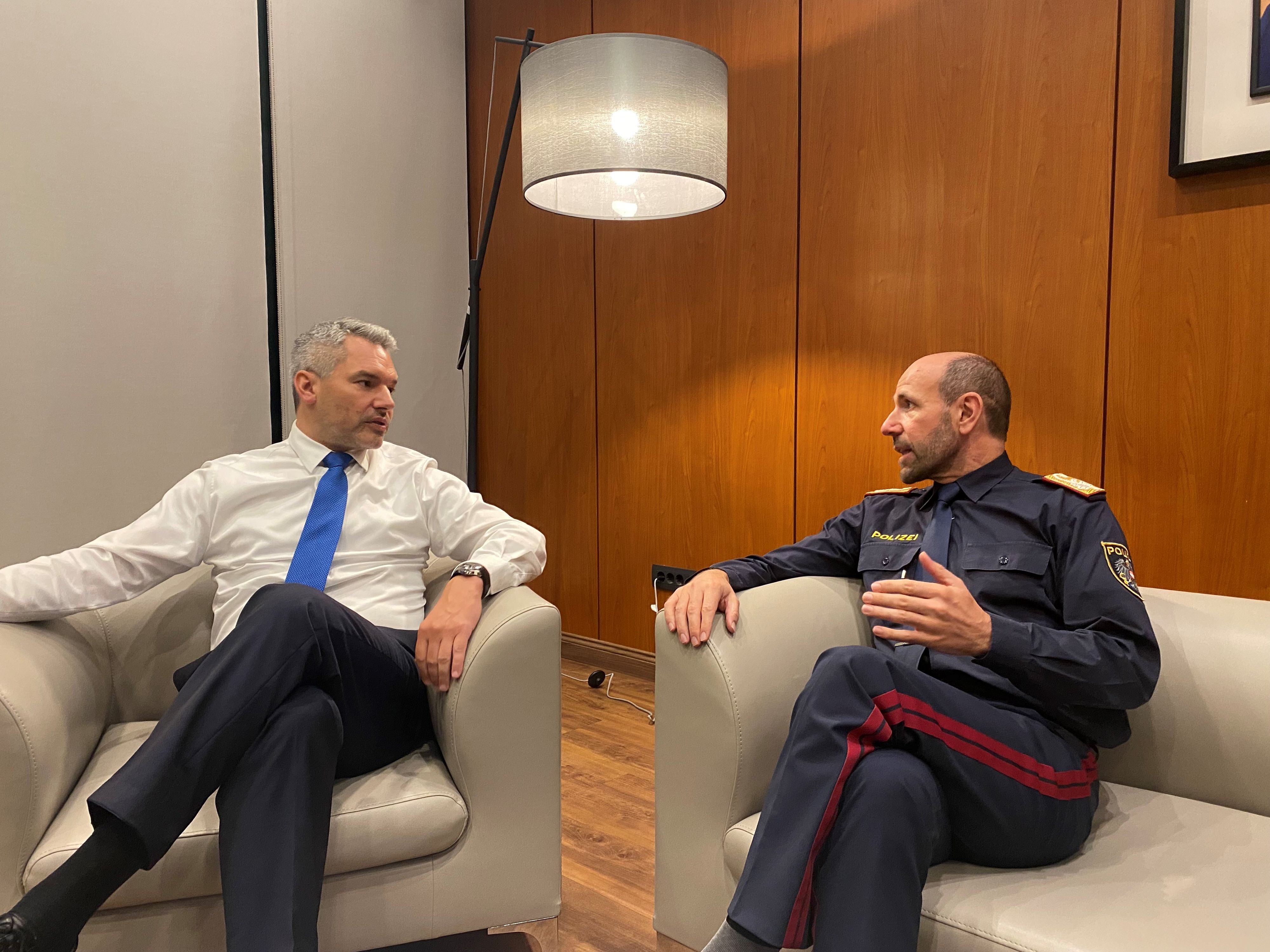 Der Innenminister (li.) und der Generaldirektor für öffentliche Sicherheit Franz Ruf, der ebenfalls mitgereist ist, vertreiben sich die Zeit mit einem Plausch am Flughafen von Pristina