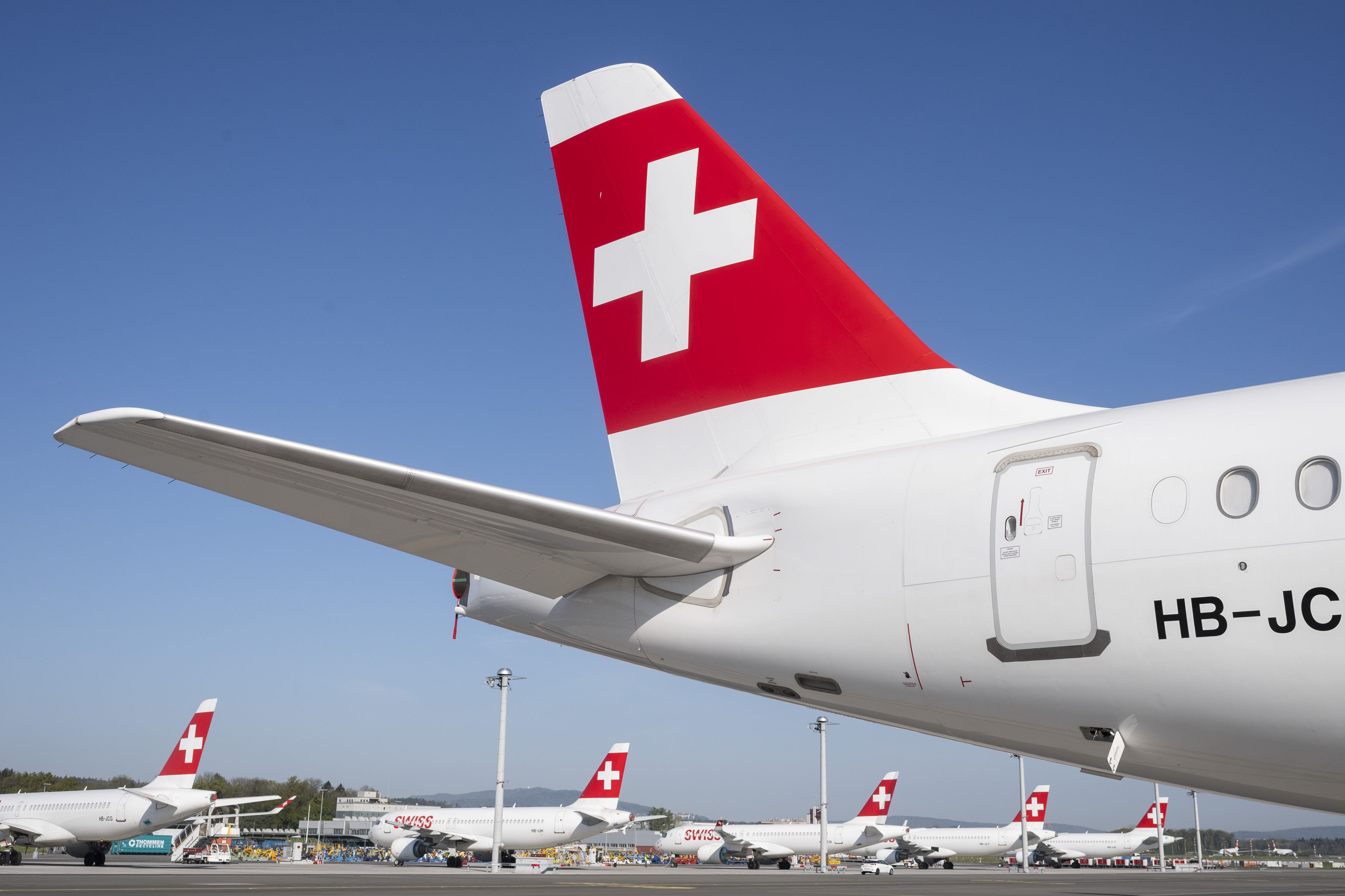 Download von www.picturedesk.com am 28.09.2021 (15:39).  Parked planes of the airline Swiss at the airport in Zurich, Switzerland on Friday, 17 April 2020. The bigger part of the Swiss airplanes are not in use due to the outbreak of the coronavirus. (KEYSTONE/Ennio Leanza) - 20200417_PD1667 - Rechteinfo: Rights Managed (RM)