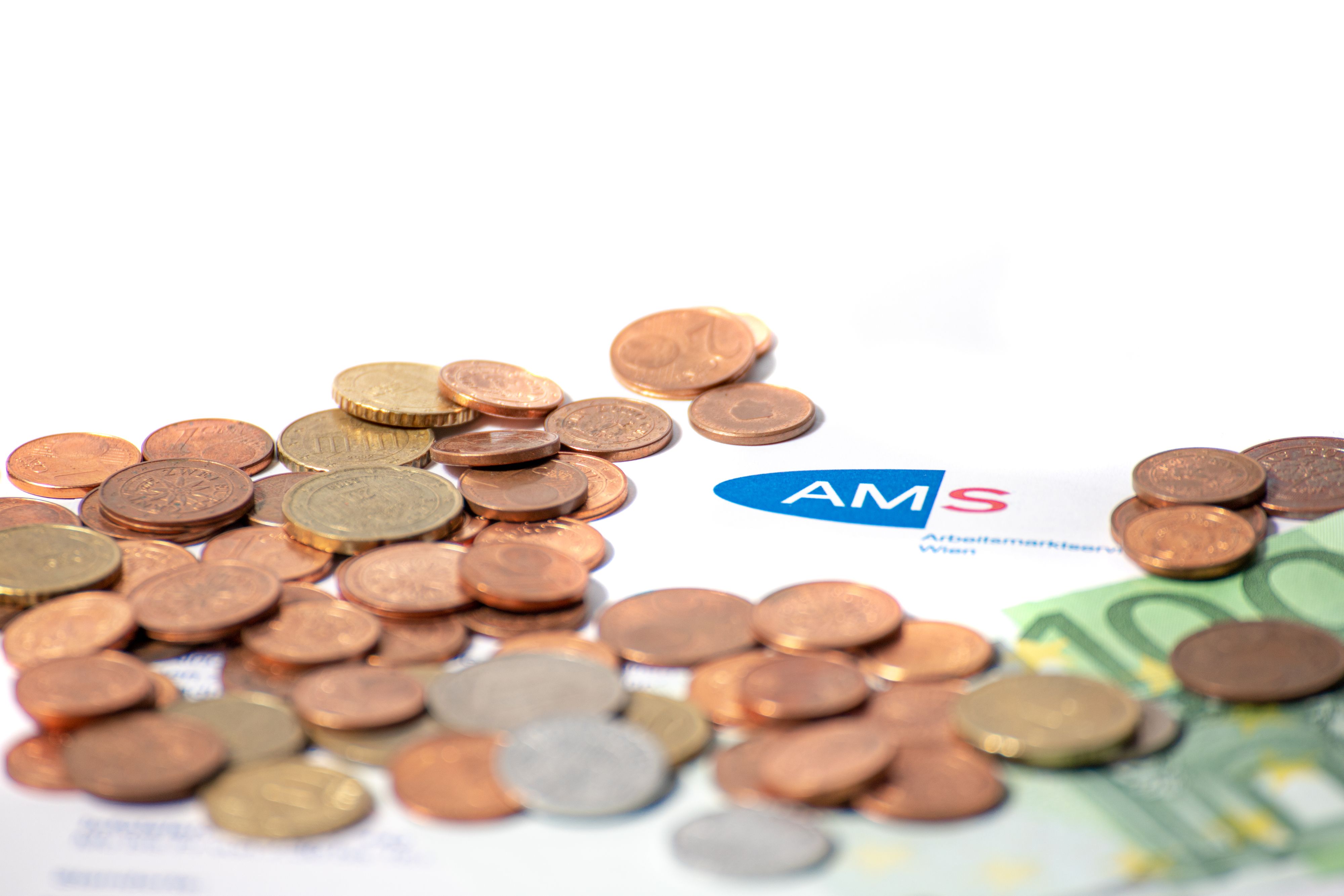 Download von www.picturedesk.com am 28.09.2021 (13:51).  AMS Formular mit AMS Logo sowie Schriftzug. Darauf liegen Geldmünzen sowie ein 100 Euro Geldschein. Wien, Österreich. Juni 2020 - 20200629_PD7926 - Rechteinfo: Rights Managed (RM)