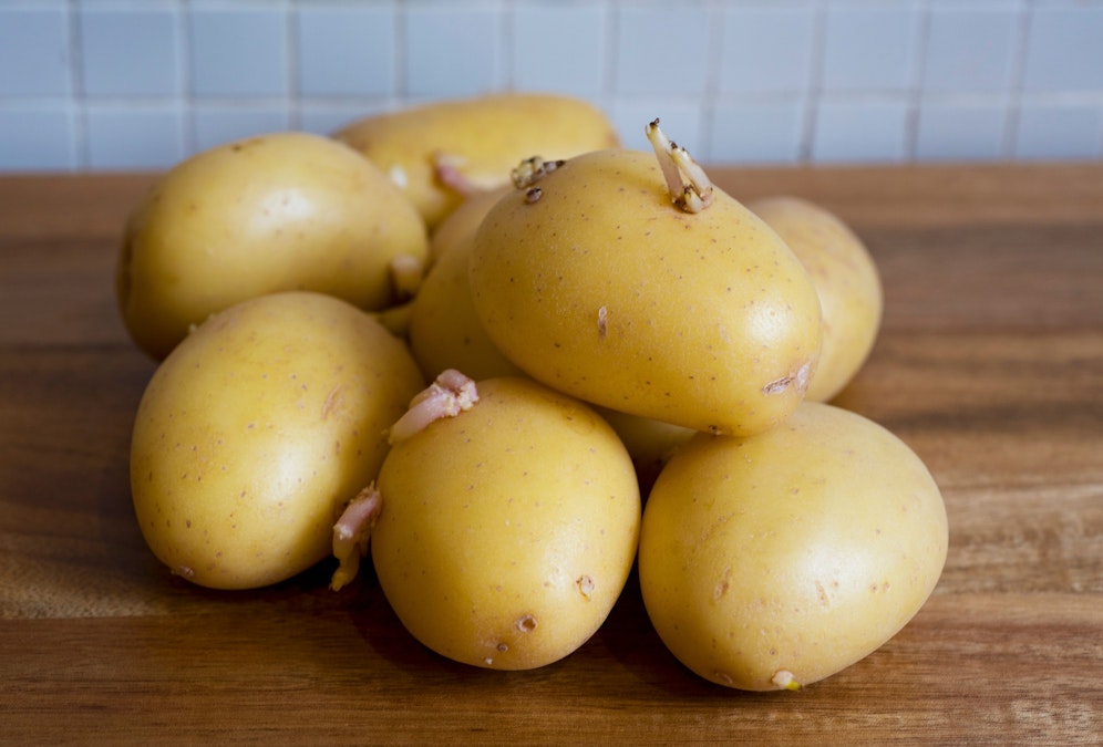 Kartoffeln mit langen Keimen solltest du lieber nicht mehr verzehren.