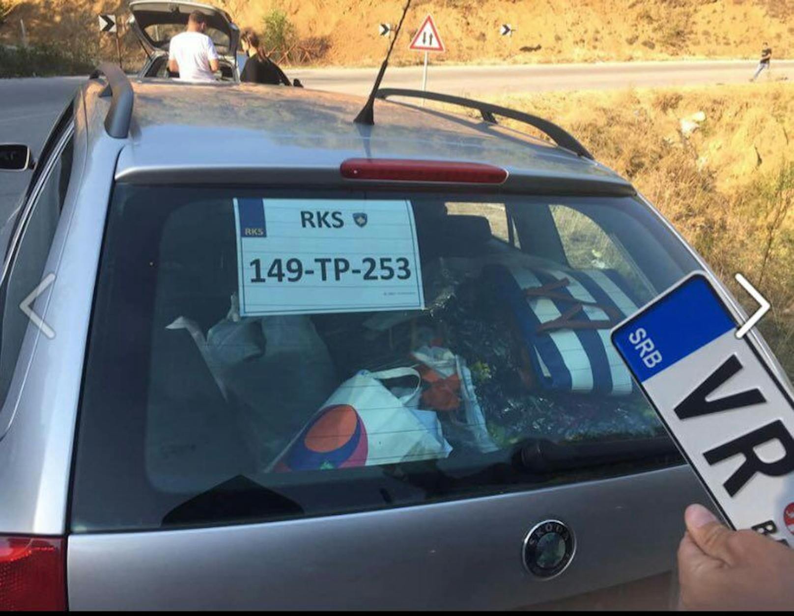 Eine serbische Autonummer muss jetzt vor der Einreise in den Kosovo abgenommen und stattdessen ein provisorisches kosovarisches Kennzeichen angebracht werden. Dieses kostet fünf Euro und ist 60 Tage gültig.
