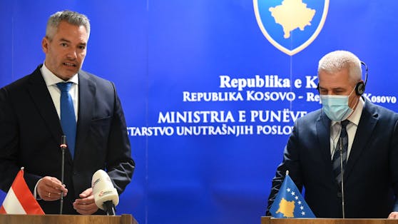Karl Nehammer (li.) traf am Dienstag seinen Amtskollegen Xhelal Sveçla (re.) in der kosovarischen Hauptstadt Pristina.
