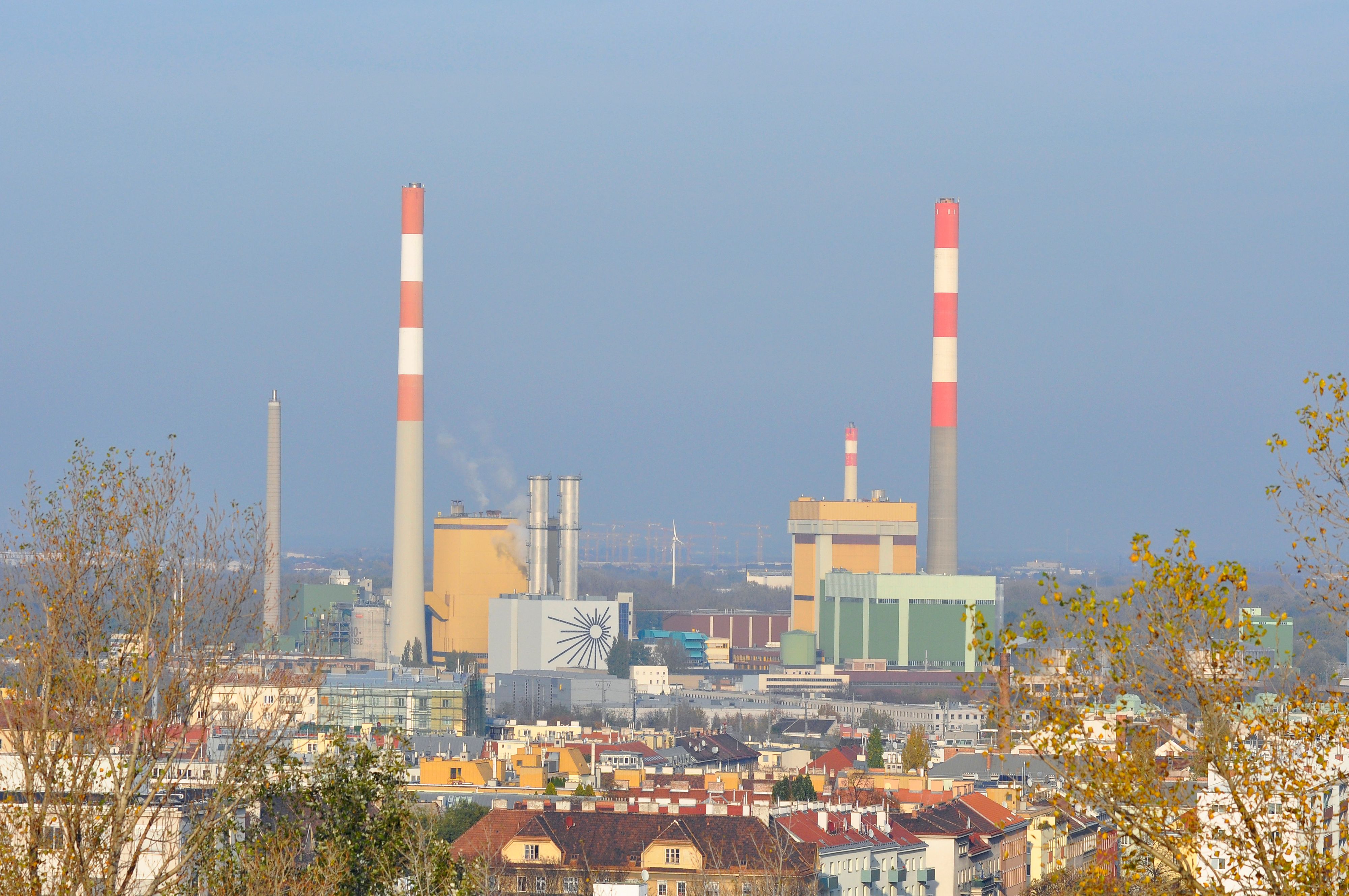 Blick auf das Gaswerk Simmering vom Laaerwald aus.