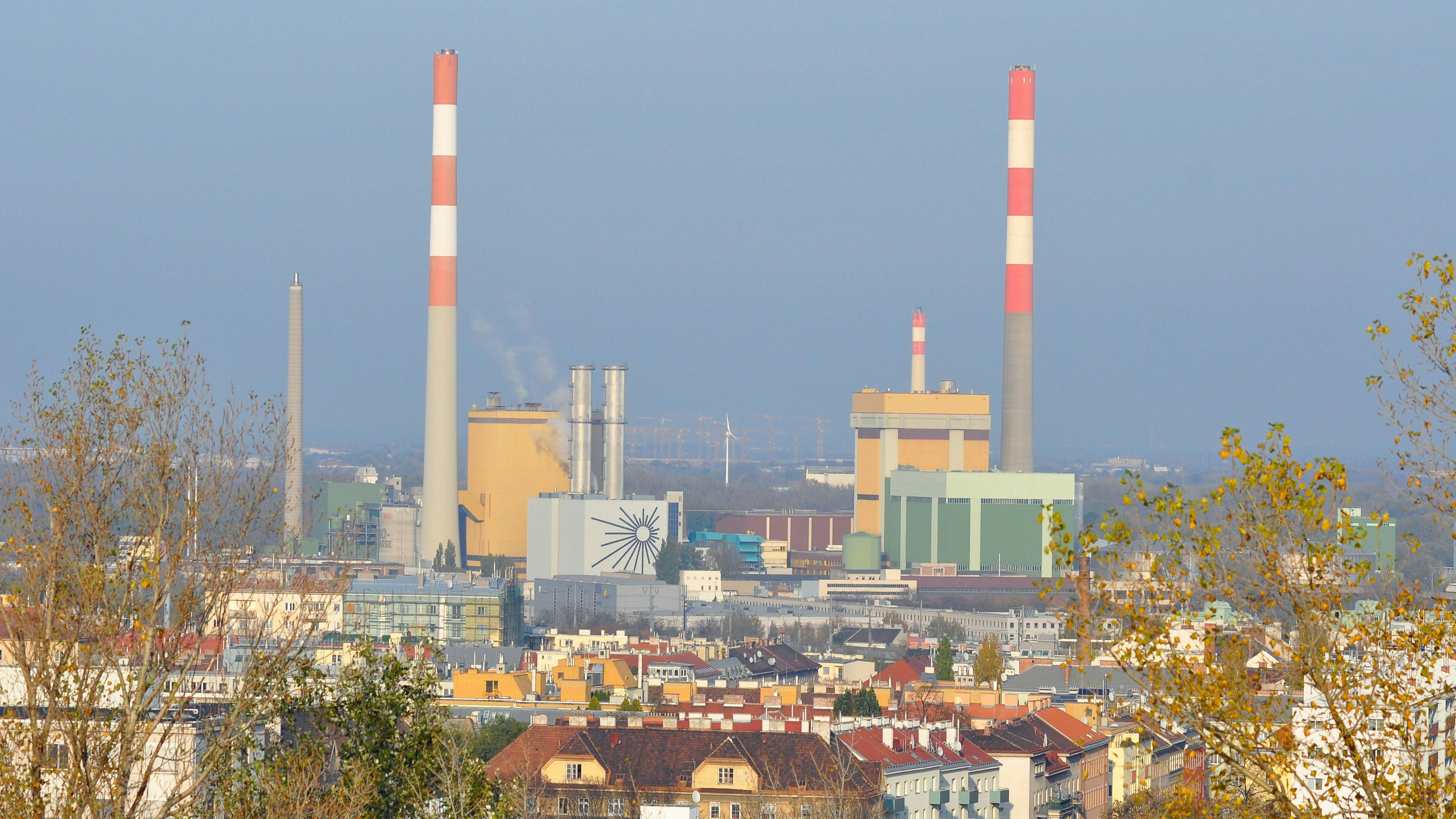 Blick auf das Gaswerk Simmering vom Laaerwald aus.