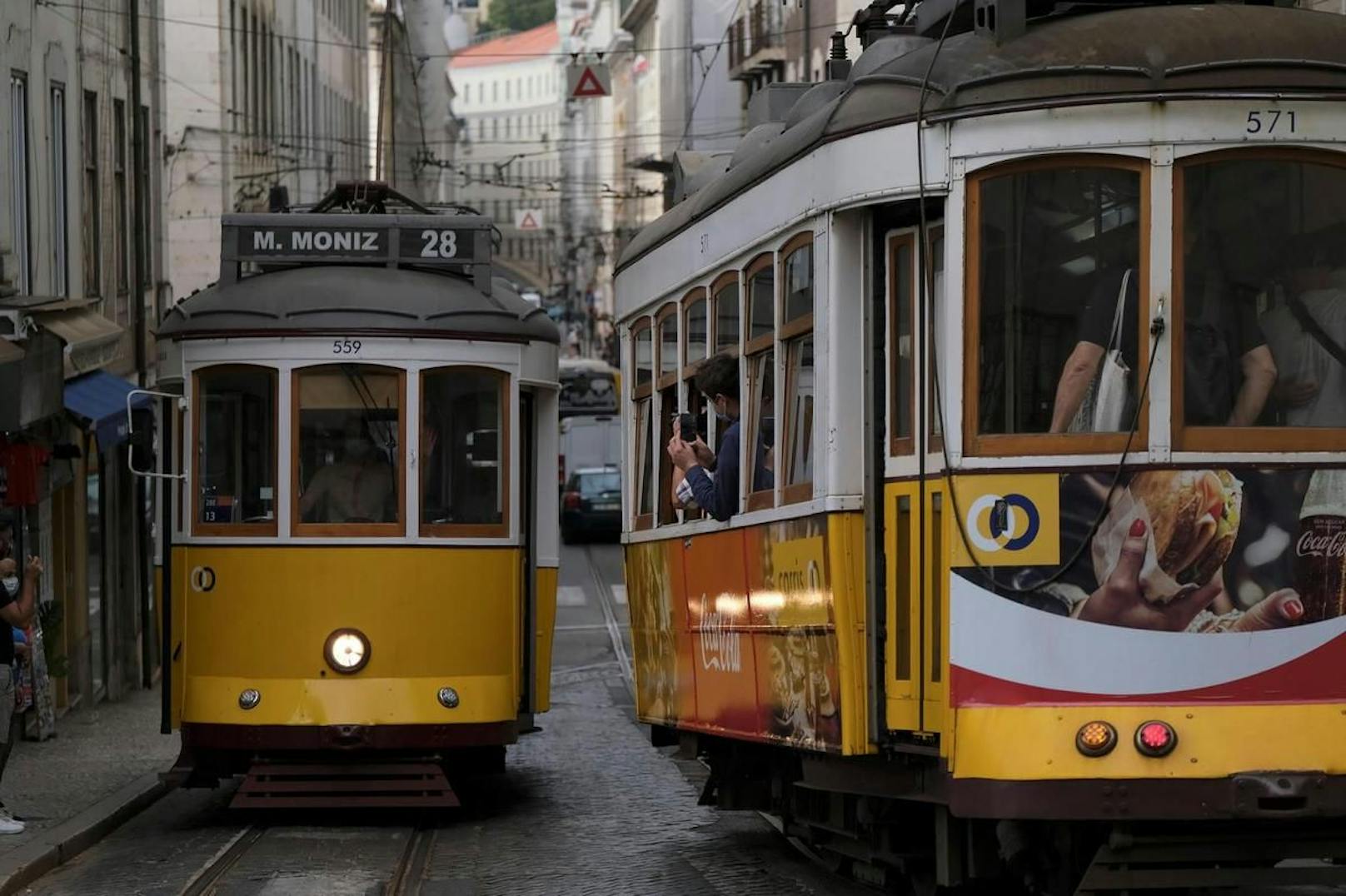 Die portugiesische Impfkampagne ist damit die am weitesten fortgeschrittene der Welt. Das Bild zeigt Straßenbahnen in Lissabon.