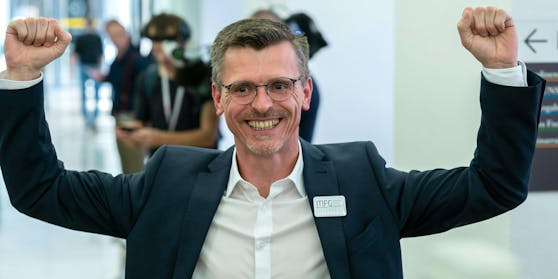 Joachim Aigner,&nbsp;Spitzenkandidat der MFG, jubelt im Rahmen der Landtagswahl in Oberösterreich.