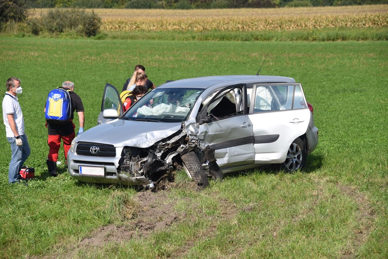 Schwerer Verkehrsunfall mit drei Fahrzeugen in NÖ