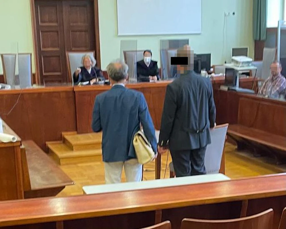 Der Angeklagte (rechts im Bild)