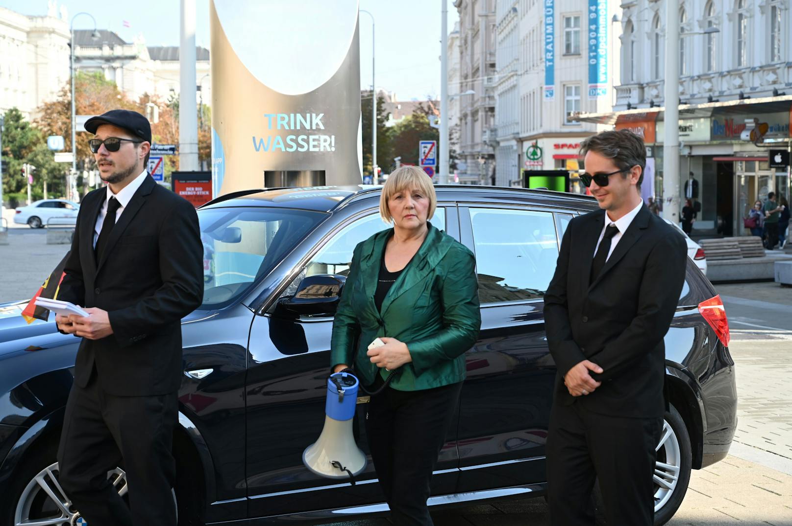Vor dem Wiener MQ tauchte "Angela Merkel" mit ihren Bodyguards auf.