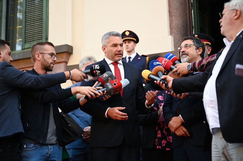  Nach dem Arbeitsgespräch mit dem albanischen Innenminister Bledi Çuçi (r.) mussten Nehammer (li.) und sein Kollege Rede und Antwort stehen.