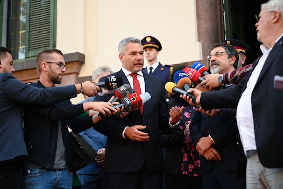 &nbsp;Nach dem Arbeitsgespräch mit dem albanischen Innenminister Bledi Çuçi (r.) mussten Nehammer (li.) und sein Kollege Rede und Antwort stehen.