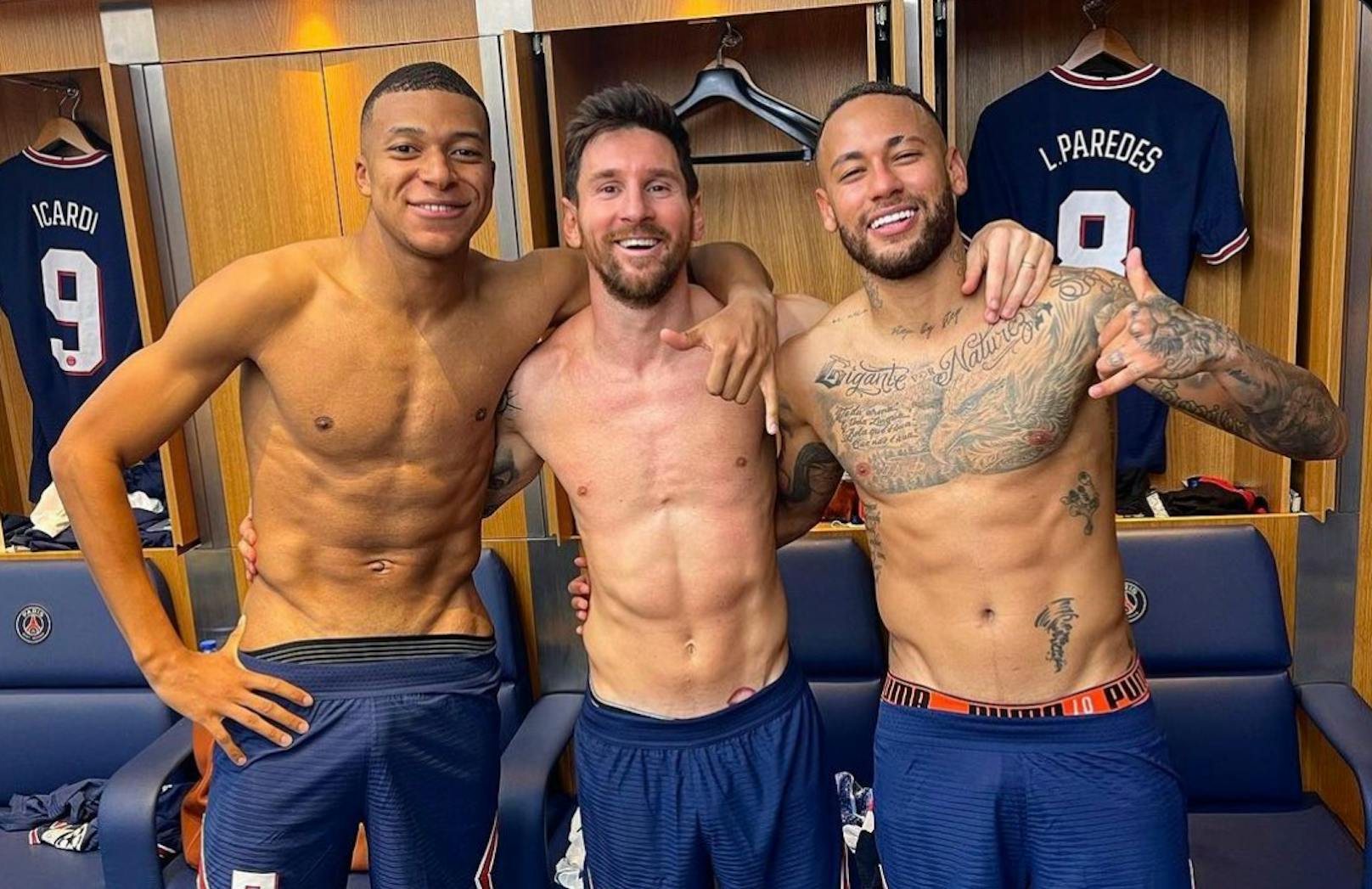 Mbappe, Messi und Neymar sind glücklich über den Heimsieg.