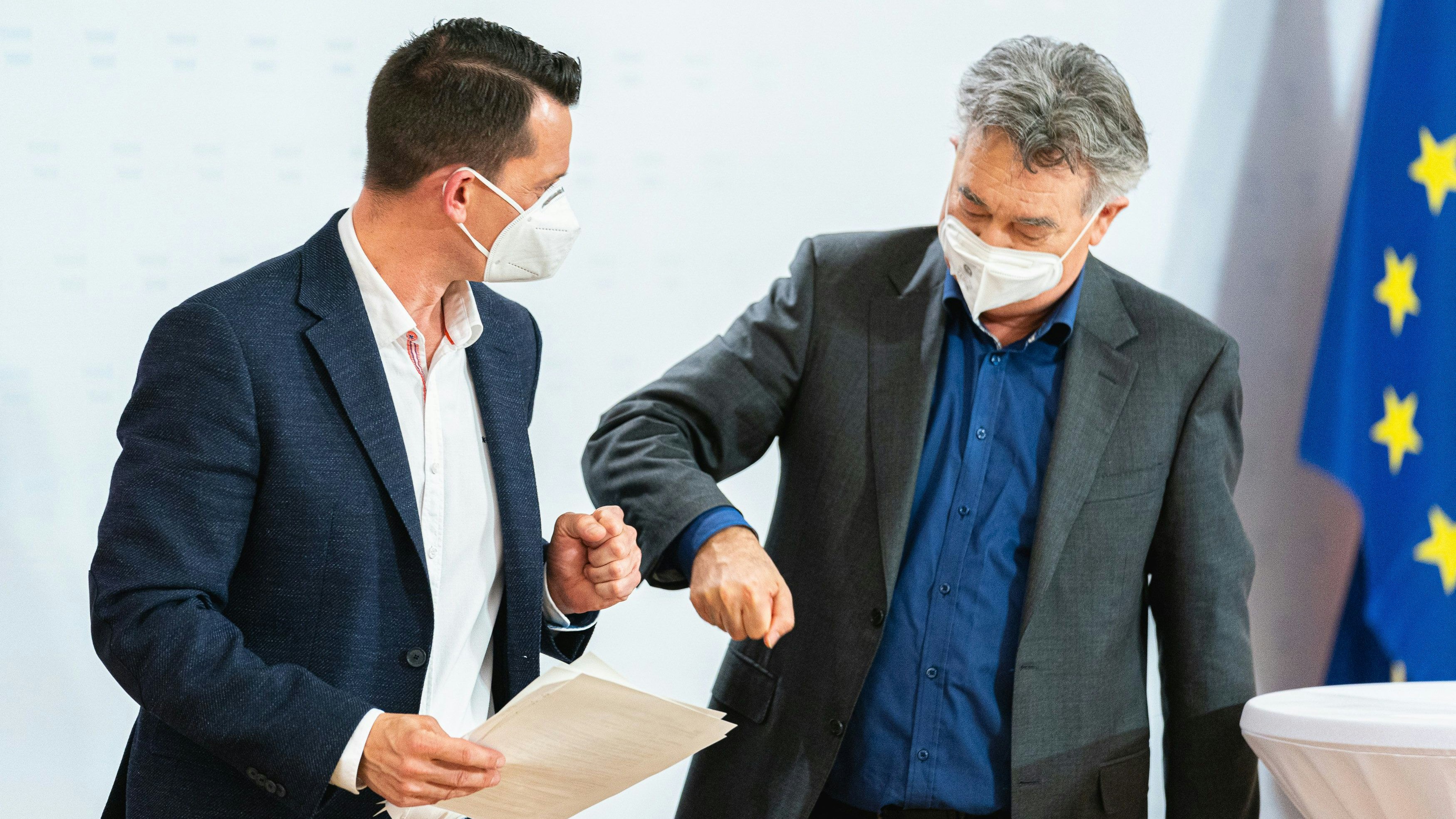 Geht es nach Vizekanzler Kogler (rechts) und Gesundheitsminister Mückstein muss man am Arbeitsplatz demnächst geimpft, getestet oder genesen sein.&nbsp;