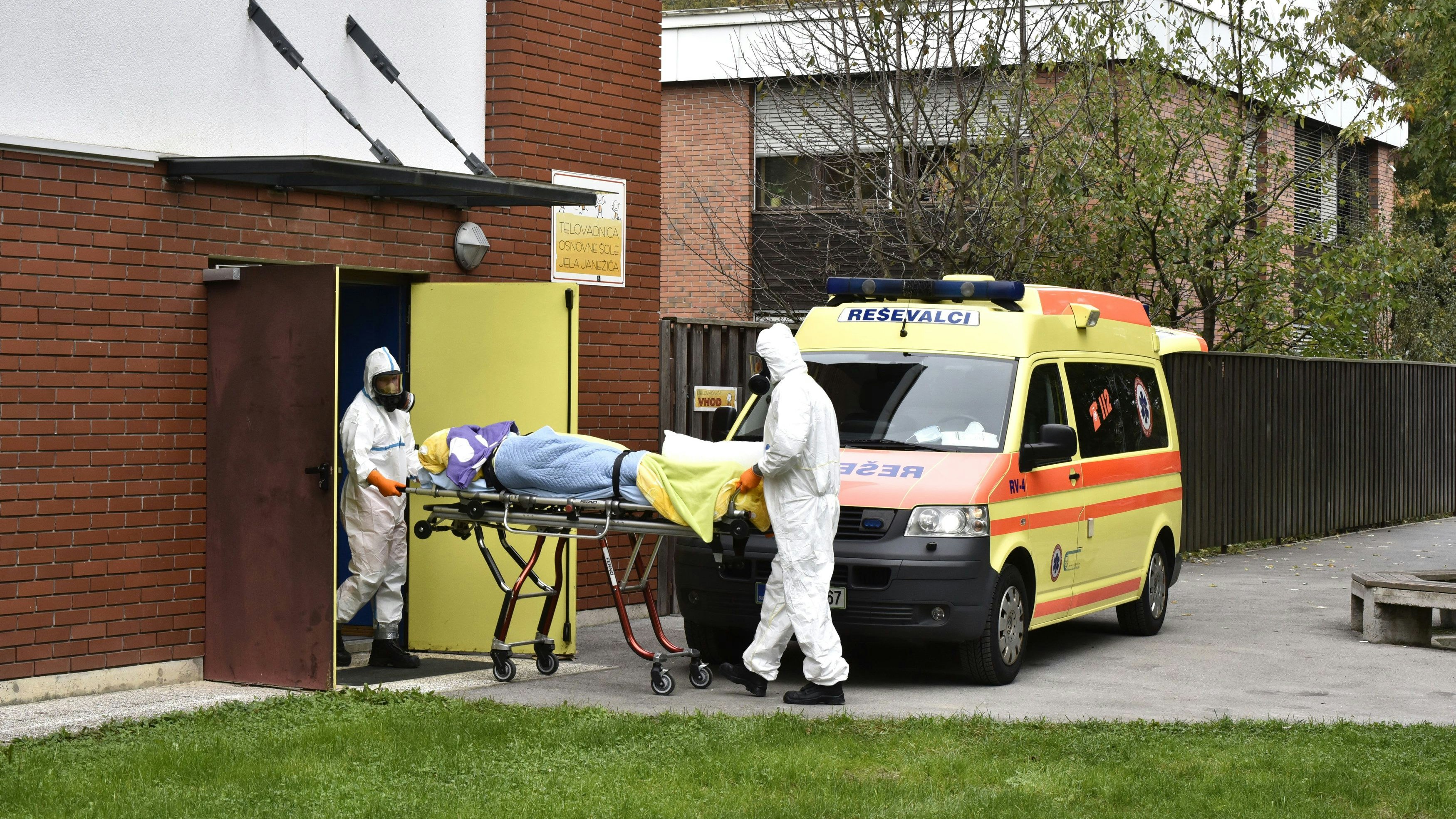 Download von www.picturedesk.com am 29.09.2021 (15:05).  19.10.2020, Skofja Loka, SLO, Coronaviruskrise, Slowenien, im Bild Verlegung von Covid 19 infizierten des Zentrums für Blinde, Sehbehinderte und ältere Menschen in die Halle der Grundschule "Jela Janezic", die derzeit in ein temporäres Covid-Krankenhaus umgebaut wird. Die slowenische Regierung erklärte eine 30 Tage andauernde Covid-19-Epidemie Notstand, nachdem sie geschätzt hatte, dass das gesamte Staatsgebiet von einer zweiten Welle der Krankheit heimgesucht wird // Relocation of infected users of the Center for the Blind, Visually Impaired and the Elderly to the hall of the elementary school "Jela Janezic", which is currently converted into a covid hospital. Slovenia's government declared a 30-day Covid-19 epidemic after estimating that the entire territory of the country has been was hit by a second wave of the disease Skofja Loka, Slovenia on 2020/10/19. EXPA Pictures © 2020, PhotoCredit: EXPA/ Pixsell/ Ziga Zivulovic jr./FA Bobo *****ATTENTION - for AUT, SLO, SUI, SWE, ITA, FRA only***** - 20201019_PD4042 - Rechteinfo: Rights Managed (RM)