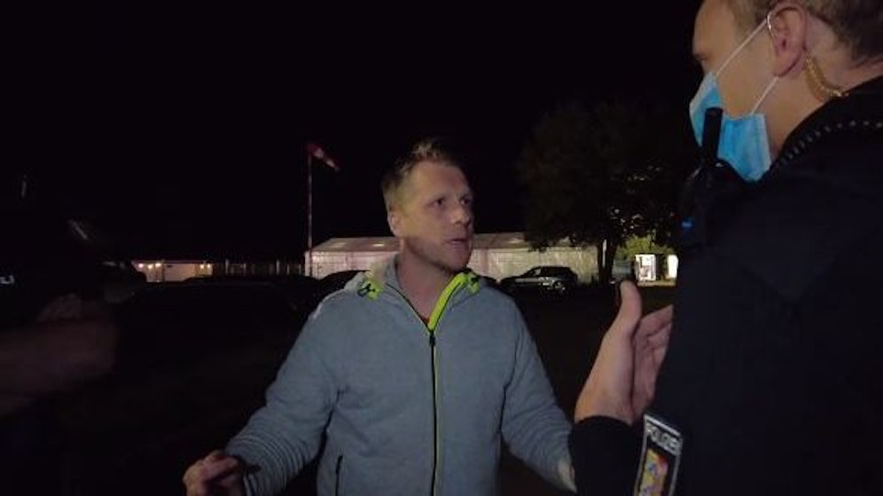 Oliver Pocher diskutiert mit der Polizei.