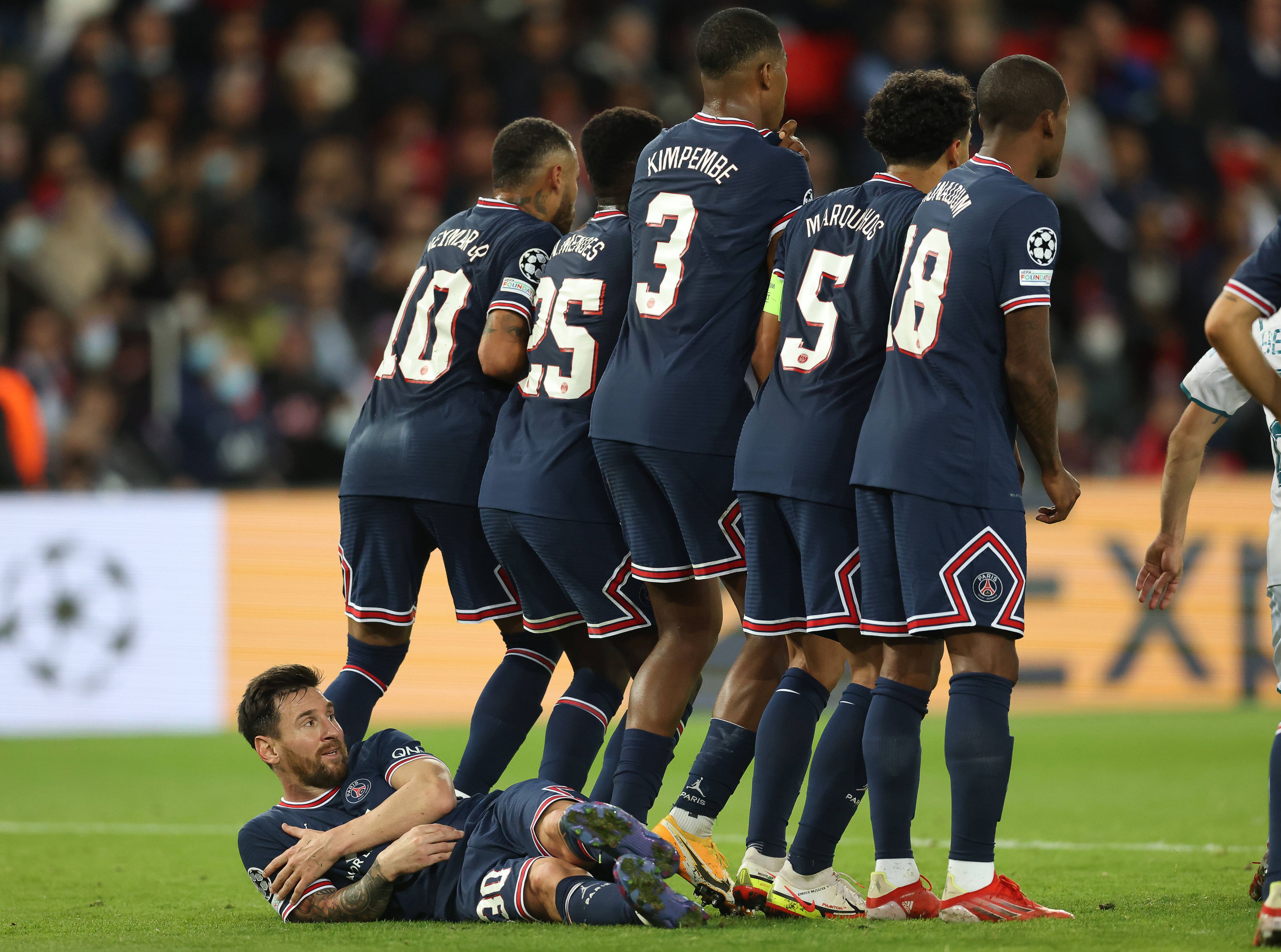 Lionel Messi musste sich beim Freistoß hinter die Mauer legen.