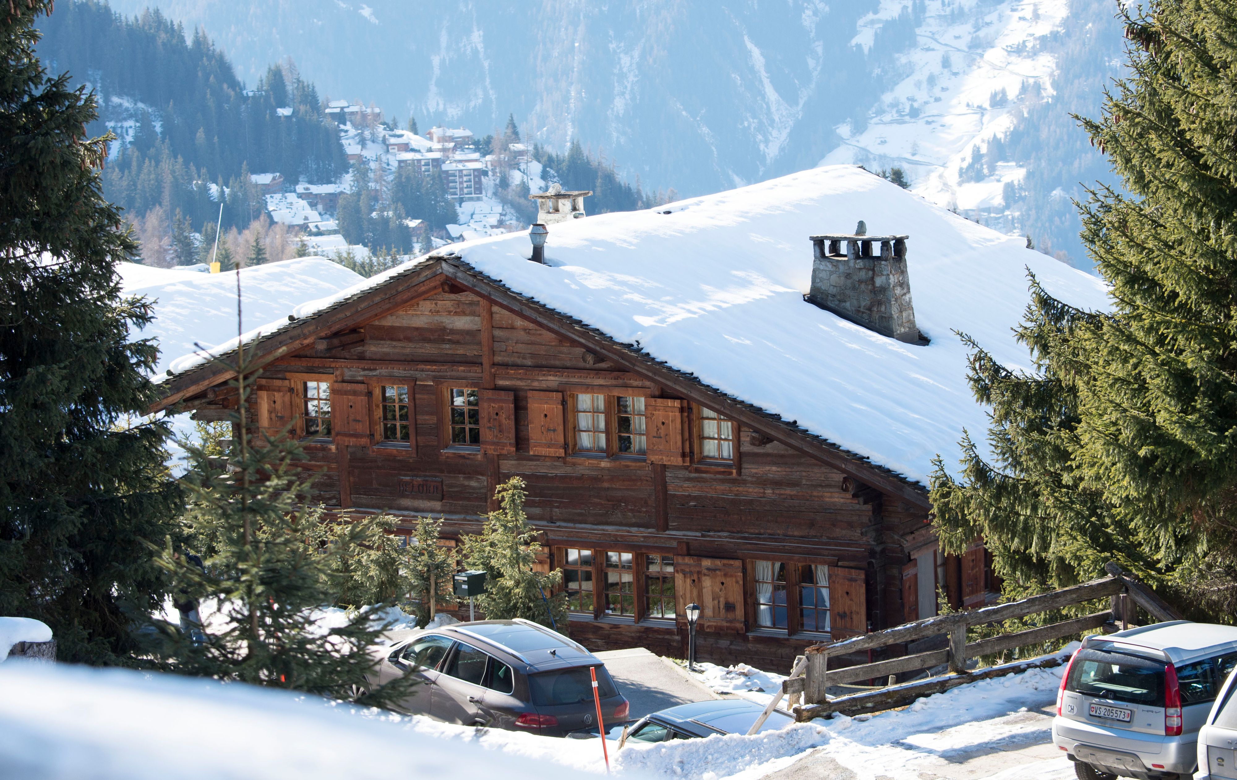 Download von www.picturedesk.com am 29.09.2021 (14:04).  ACT _19437523 -- No Credit! Prinz Andrew und Sarah Ferguson sollen gemeinsam dieses Chalet in Verbier gekauft haben / 090115 [Jan 09, 2015 PRINCE Andrew and his ex-wife have secretly splashed out on a Swiss ski chalet thought to be worth up to £13million. The Duke and Duchess of York bought the seven-bedroom property in upmarket Verbier shortly before Christmas as a family investment, with the deeds listing them simply as Andrew York and Sarah Ferguson. It is the same property that the divorced couple were staying in last week when claims that the prince had sex with an under-age girl were made in documents lodged at a US court. Sources in Switzerland say the chalet is worth between £10million and £13million, although it is not clear how much the couple paid] -- APA-PictureDesk garantiert, über die fotografischen Urheberrechte für die vereinbarte Verwendung durch den Kunden zu verfügen. Der Kunde selbst hat insbesondere die Persönlichkeitsrechte von abgebildeten Personen hinsichtlich den Bestimmungen des Landes, in dem die Nutzung vorgenommen werden soll, in eigener Verantwortung zu beachten (siehe Punkt 5 der Allgemeinen Geschäftsbedingungen). - 20150109_PD6928 - Rechteinfo: Rights Managed (RM) Fotografische Urheberrechte sind garantiert. Der Kunde selbst hat insbesondere die PersÃ¶nlichkeitsrechte der abgebildeten Personen in eigener Verantwortung zu beachten (AGBs Punkt 5).