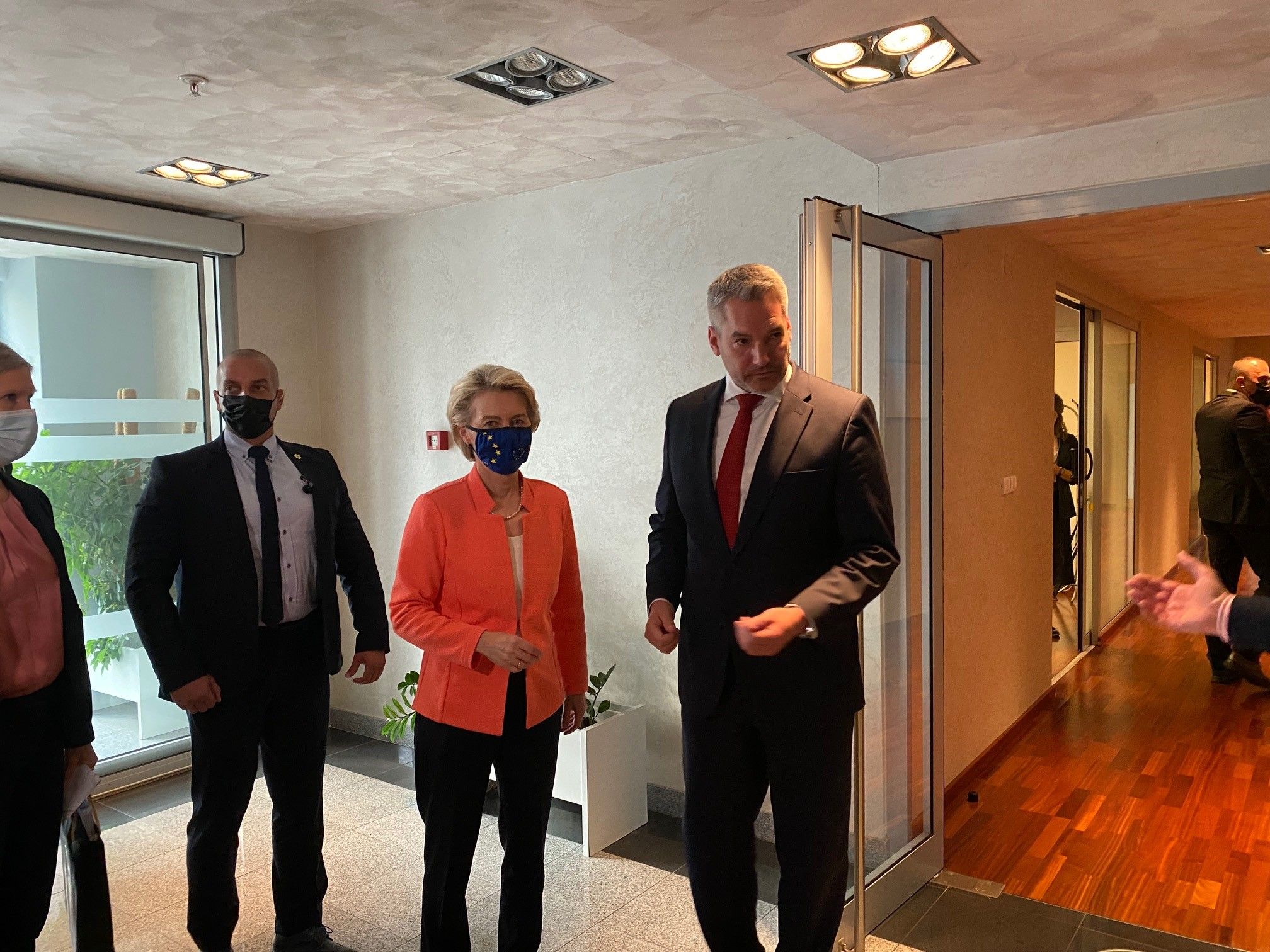 Meeting am Flughafen von Podgorica: Innenminister Karl Nehammer und Ursula von der Leyen.