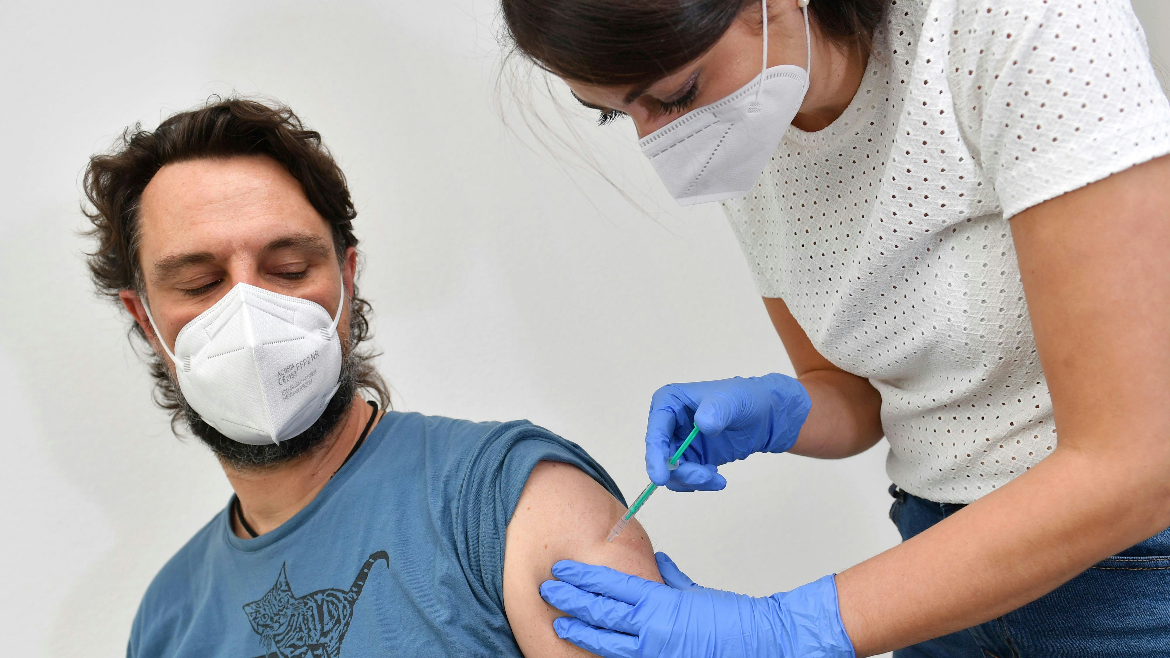 Mitarbeiter der Chemiefabrik, die sich impfen lassen, bekommen 500 Euro (Symbolbild).