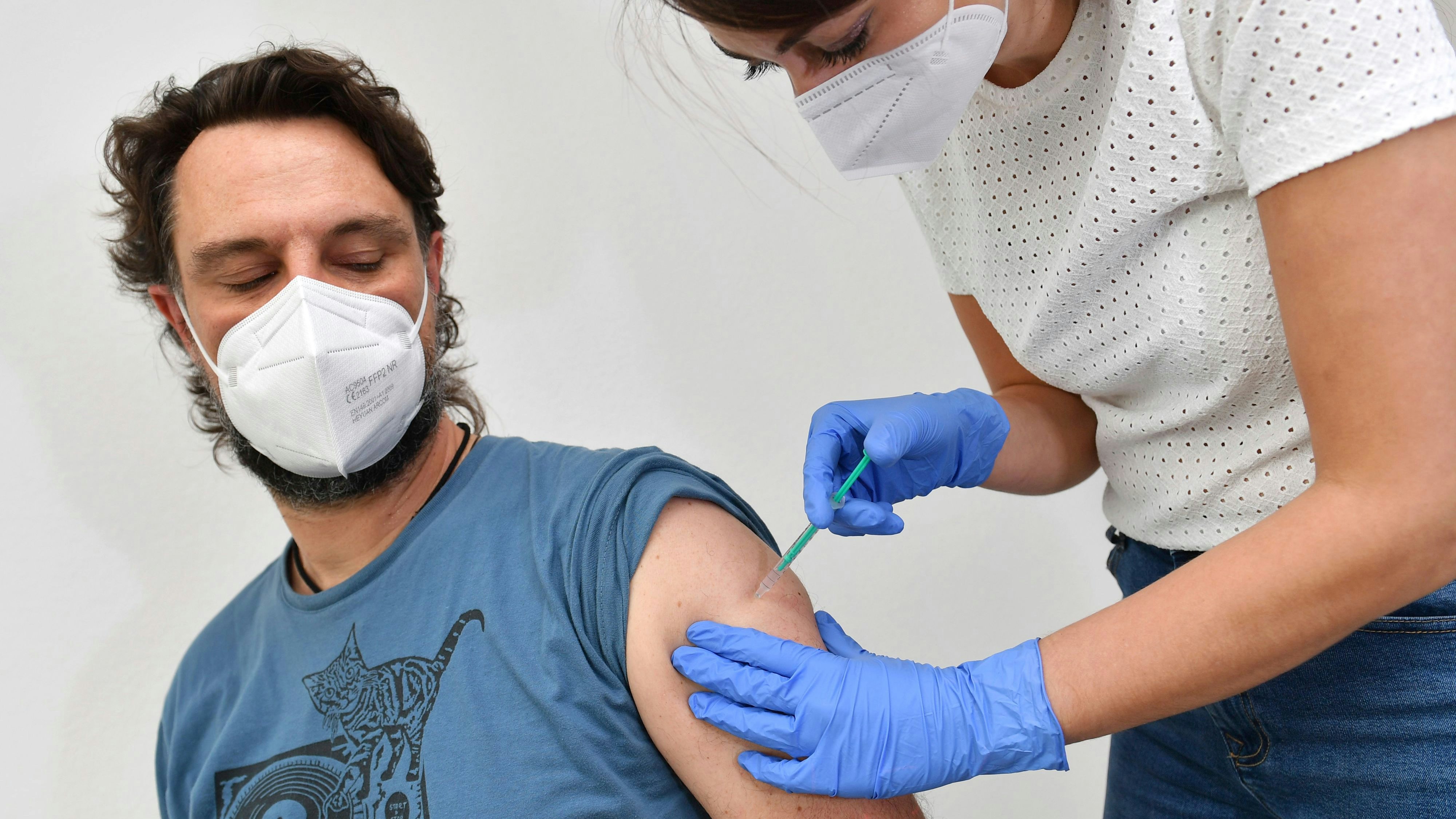 Mitarbeiter der Chemiefabrik, die sich impfen lassen, bekommen 500 Euro (Symbolbild).