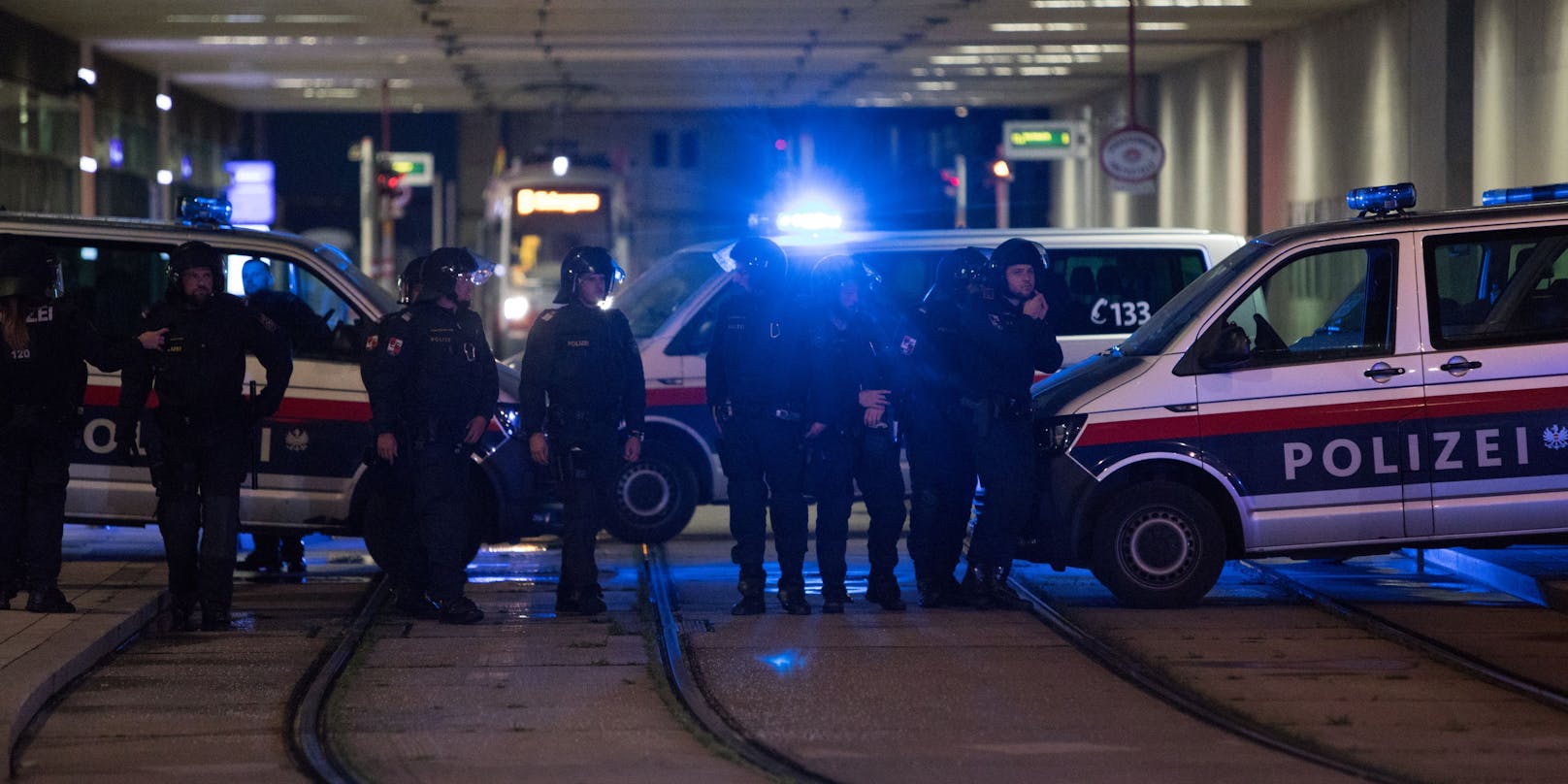 Die Polizei hat am Dienstag 49 geschleppte Personen im Bezirk Favoriten aufgegriffen. (Symbolbild)