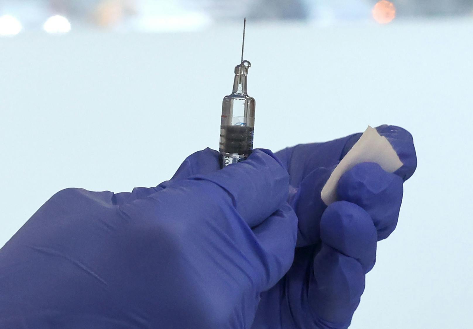 Ein Impfstoff gegen die Grippe auf Basis der mRNA-Technologie wird anhand einer klinischen Studie getestet. (Symbolbild)