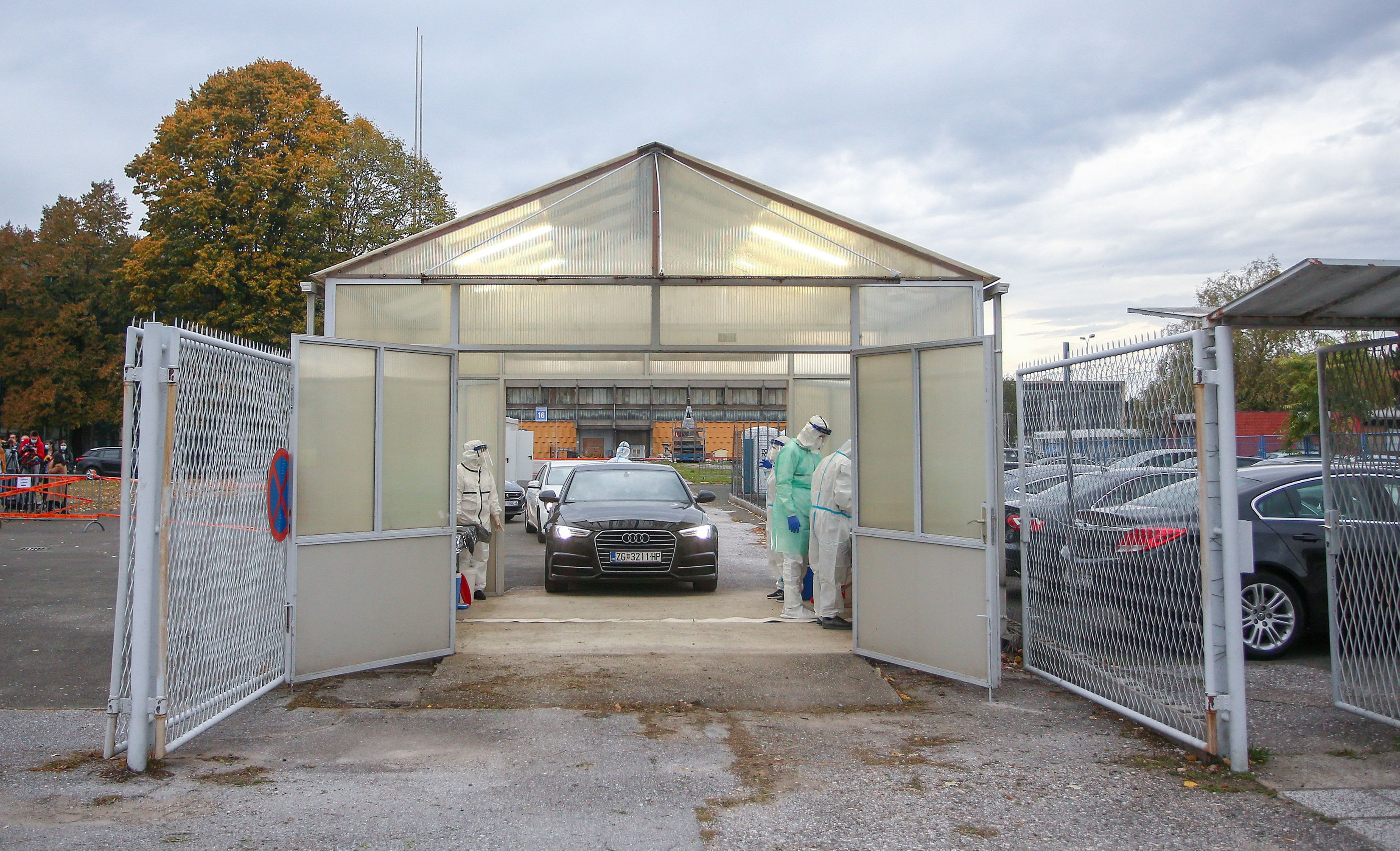 Mitarbeiter des Gesundheitswesens bei der Durchführung von PCR Test in Zagreb (Archivfoto)