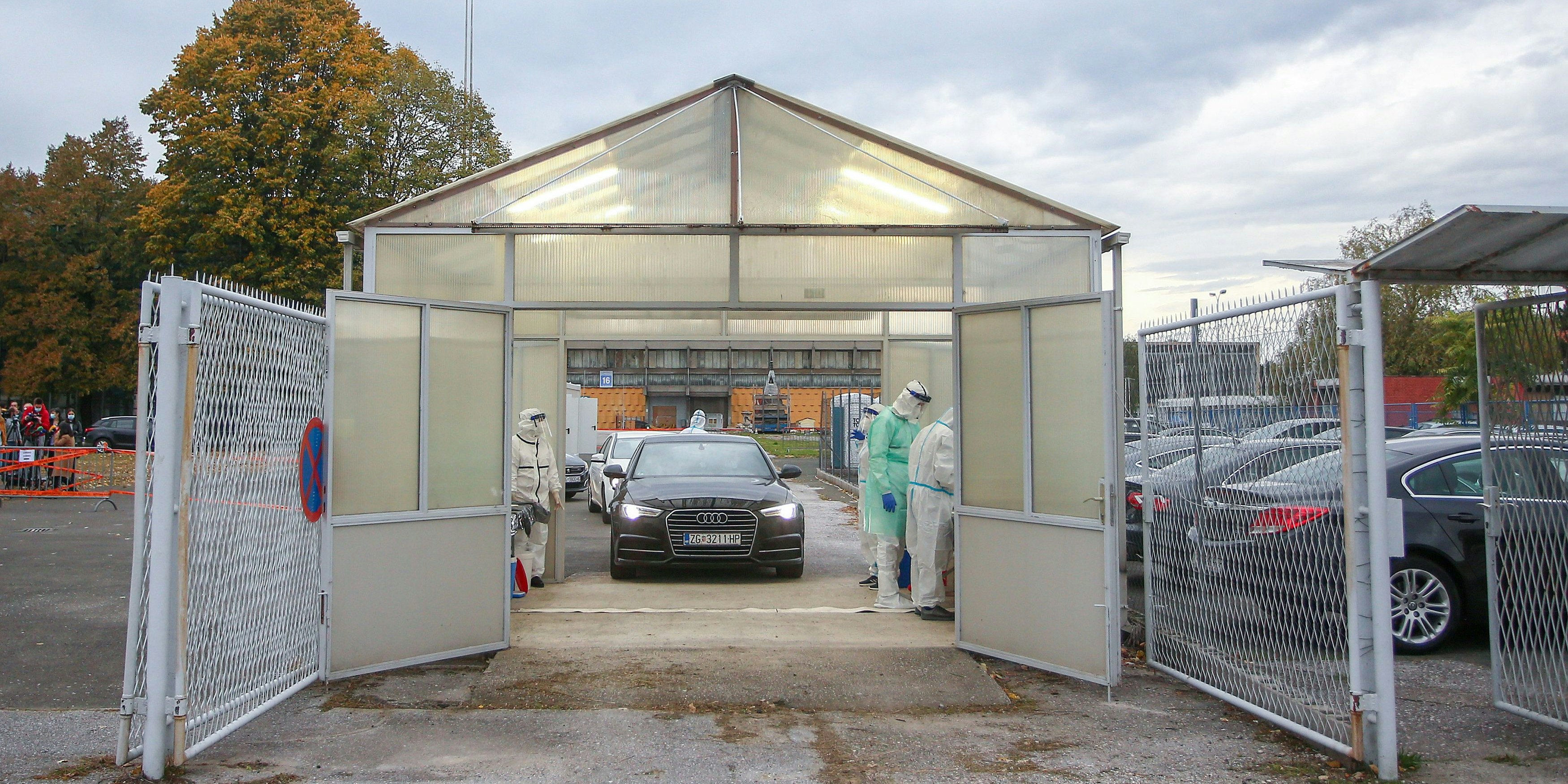Mitarbeiter des Gesundheitswesens bei der Durchführung von PCR Test in Zagreb (Archivfoto)