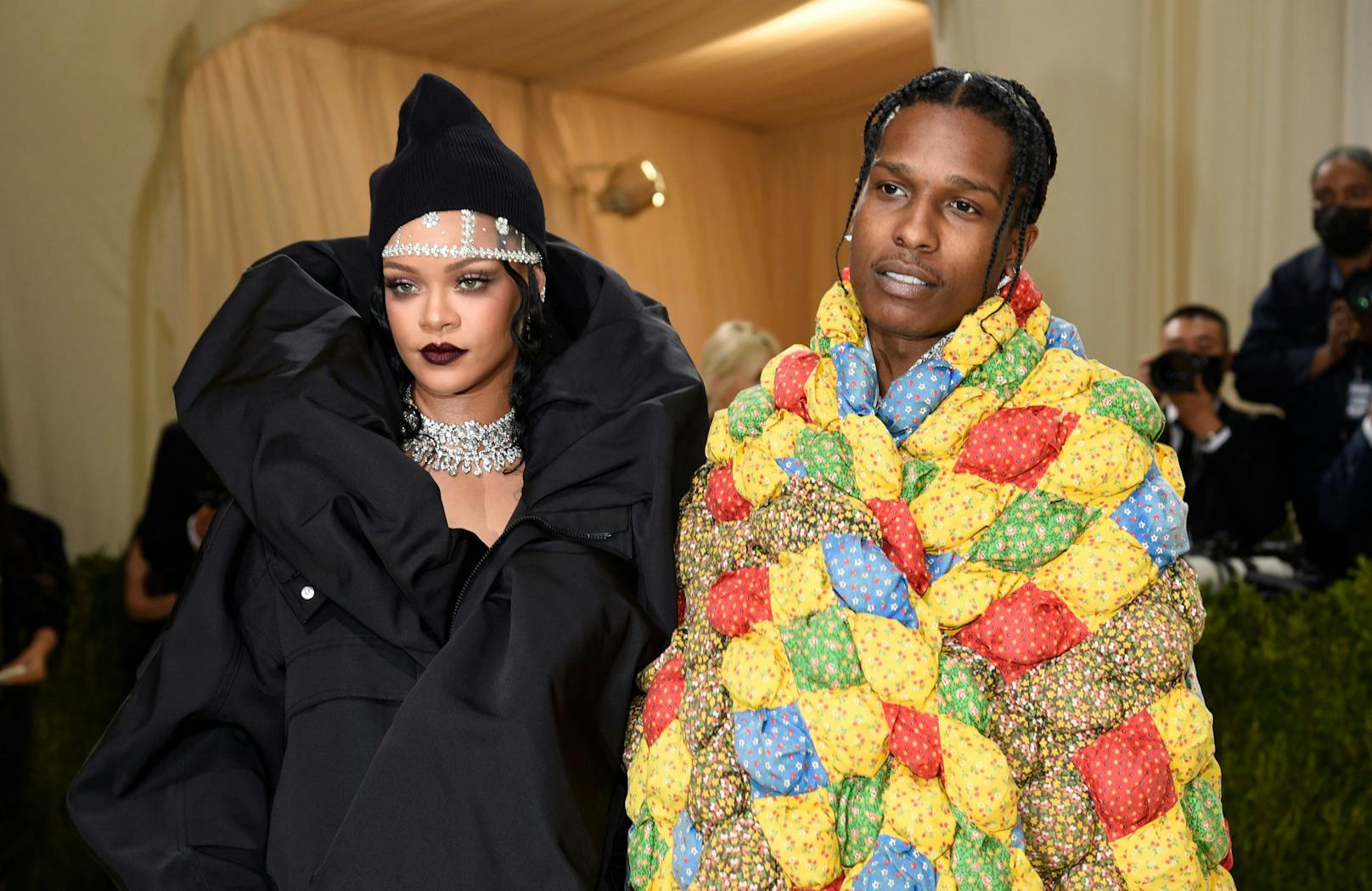 Rihanna und A$AP Rocky gaben bei der MET Gala ihr Pärchen-Debüt - samt Steppdecke von Ur-Oma Mary.