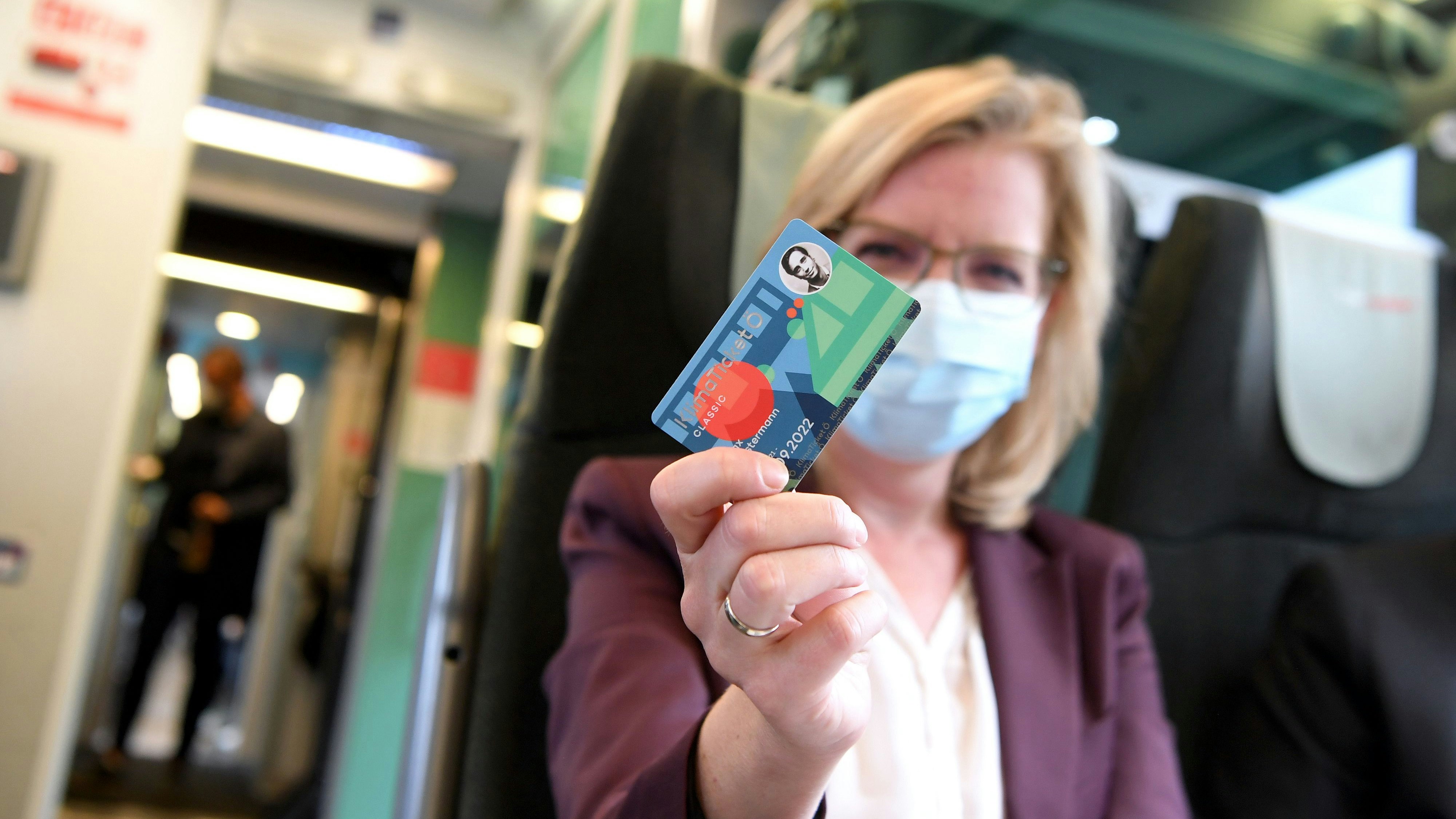 Download von www.picturedesk.com am 29.09.2021 (08:10).  ABD0019_20210818 - LINZ - ÖSTERREICH: Infrastrukturministerin Leonore Gewessler (Grüne) mit einem Muster des "Klimaticket Ö" (1-2-3-Ticket) in einem Zug der ÖBB am Weg nach Linz am Mittwoch, 18. August 2021. - FOTO: APA/ROLAND SCHLAGER - 20210818_PD0690 - Rechteinfo: Rights Managed (RM)