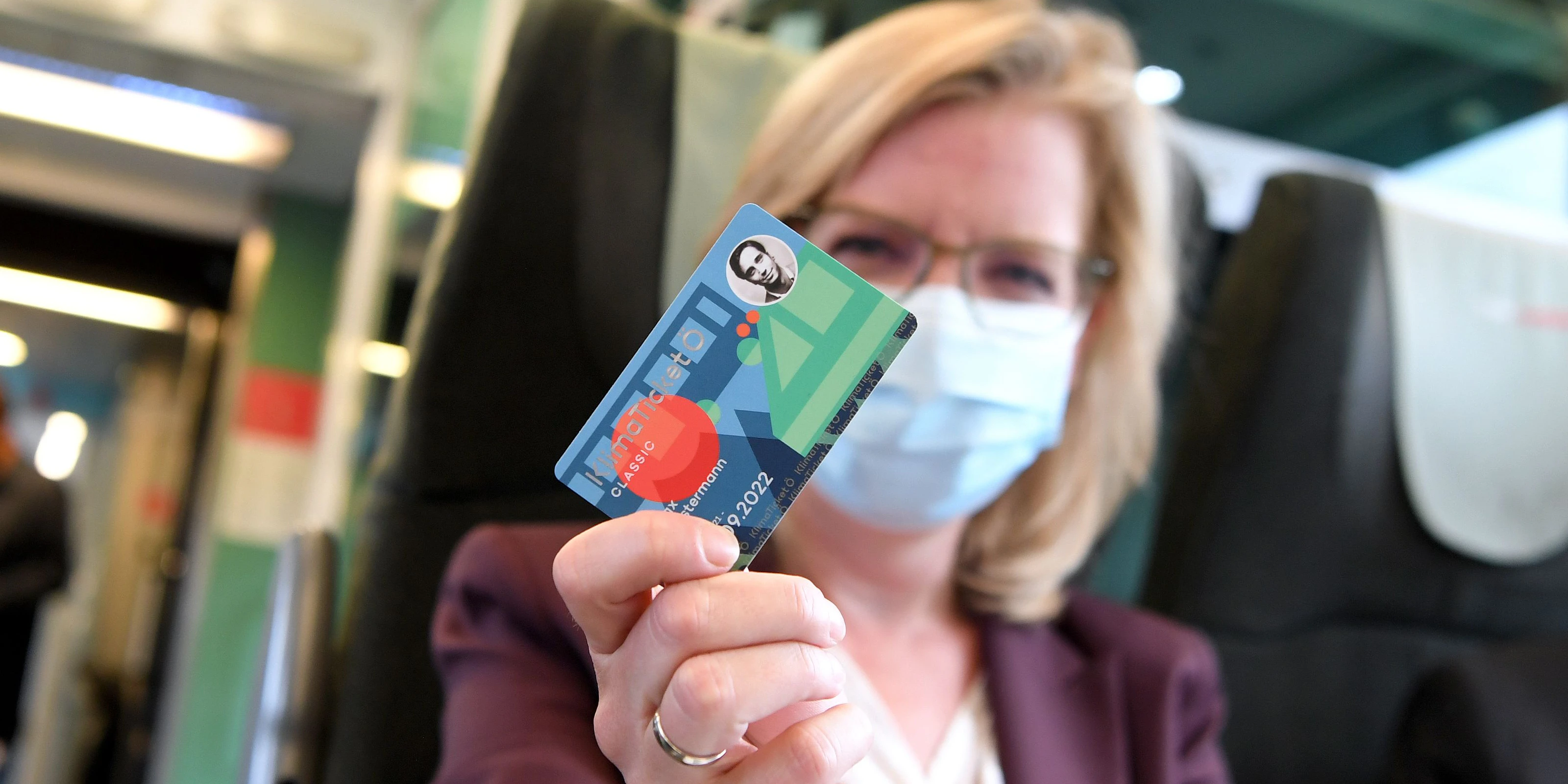 Download von www.picturedesk.com am 29.09.2021 (08:10).  ABD0019_20210818 - LINZ - ÖSTERREICH: Infrastrukturministerin Leonore Gewessler (Grüne) mit einem Muster des "Klimaticket Ö" (1-2-3-Ticket) in einem Zug der ÖBB am Weg nach Linz am Mittwoch, 18. August 2021. - FOTO: APA/ROLAND SCHLAGER - 20210818_PD0690 - Rechteinfo: Rights Managed (RM)