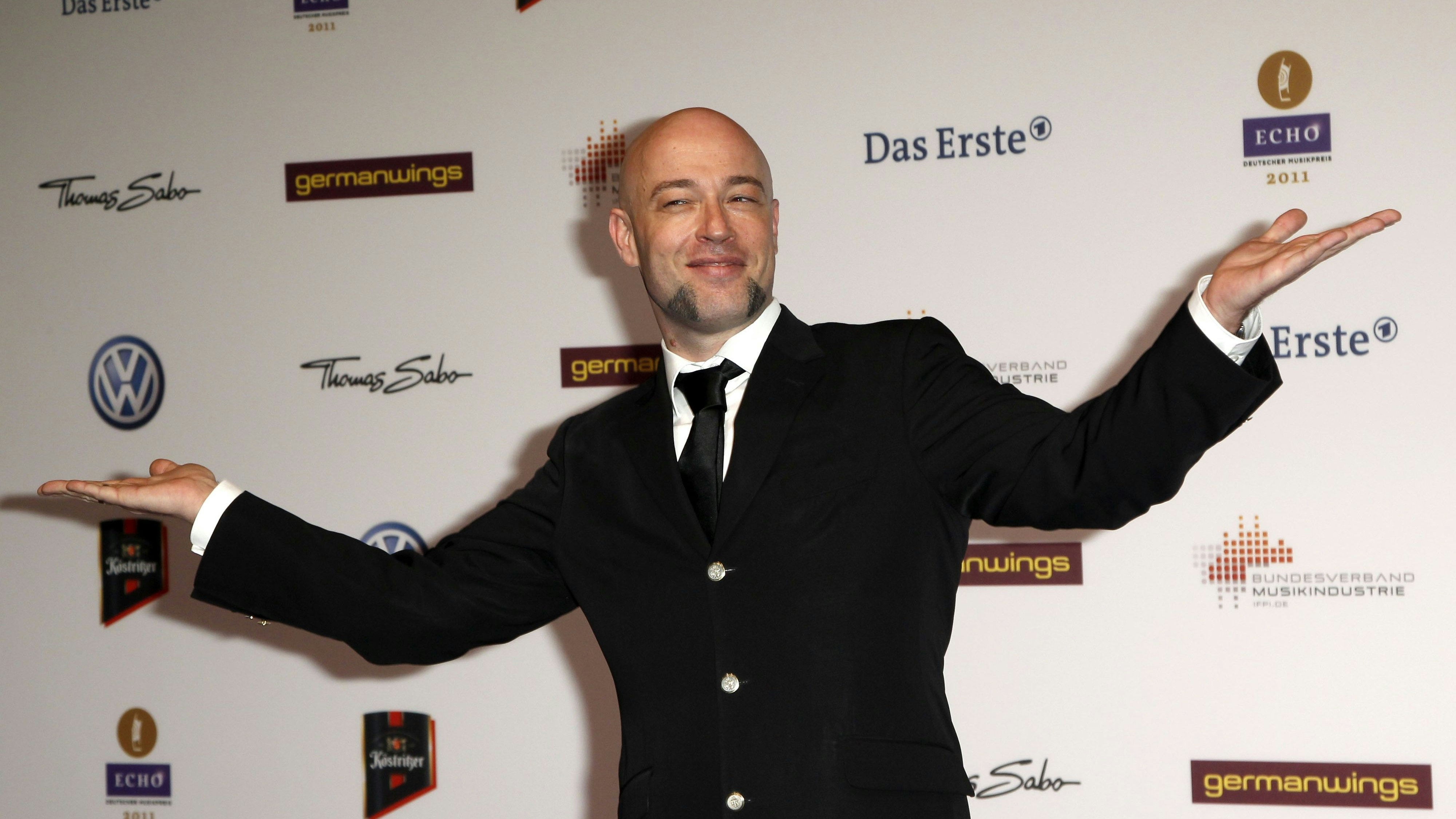 Download von www.picturedesk.com am 29.09.2021 (15:10).  © F.KRUG/G.OHLENBOSTEL/Action Press/picturedesk.com - ACT 59500185.000383  --  DER GRAF VON UNHEILIG BEI DER ANKUNFT ZUR ECHO VERLEIHUNG IM PALAIS AM FUNKTURM IN DER MESSE BERLIN / 240311 / 2011 / HALBFIGUR / SÄNGER /  FOTOWAND / ANKOMMEN ANKUNFT / PREISVERLEIHUNG / MUSIKPREIS / MESSE BERLIN / DEUTSCHLAND / EUROPA, The Echo Award in Berlin, Germany, march. 24, 2011 - 20110324_PD14174 - Rechteinfo: Rights Managed (RM)