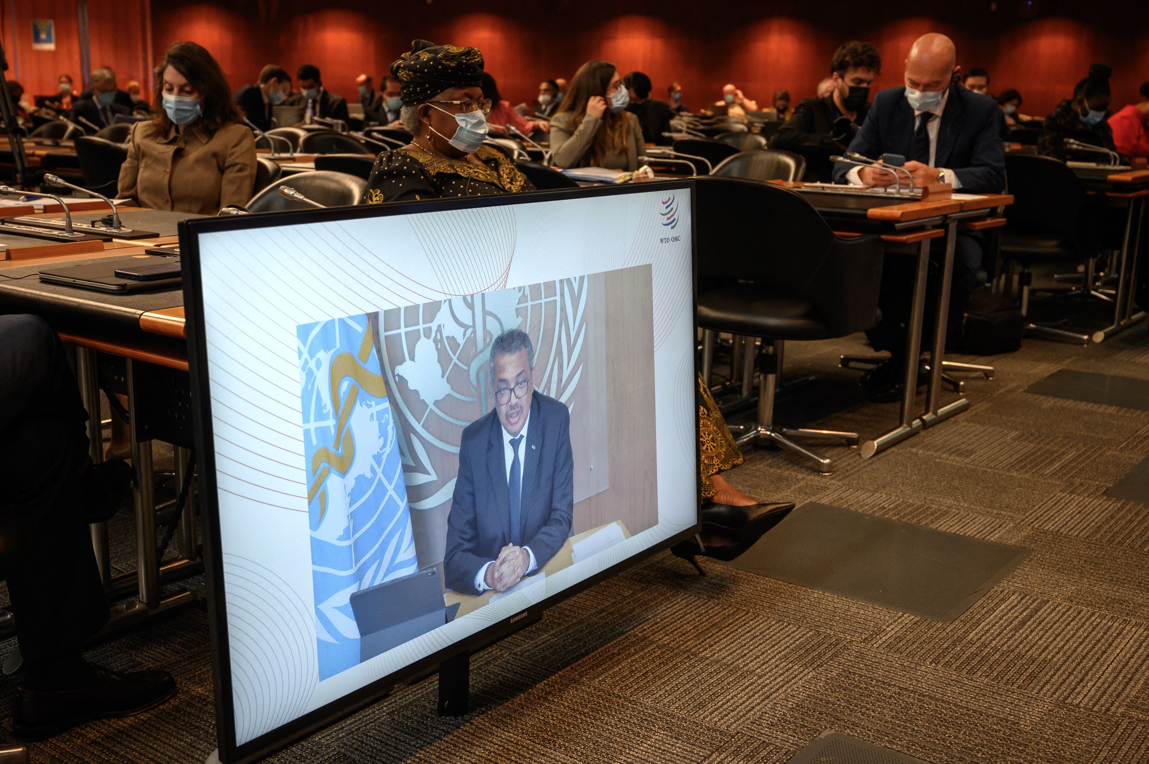 Download von www.picturedesk.com am 29.09.2021 (09:48).  World Health Organization (WHO) Director-General Tedros Adhanom Ghebreyesus is seen on TV screen delivering a speech remotely at the opening of the 2021 World Trade Organization Public Forum with a round table on Covid-19 and trade, in Geneva, on September 28, 2021. (Photo by Fabrice COFFRINI / AFP) - 20210928_PD3651 - Rechteinfo: Rights Managed (RM) Nur für redaktionelle Nutzung! Werbliche Nutzung erfordert Freigabe: bitte schicken Sie uns eine Anfrage.
