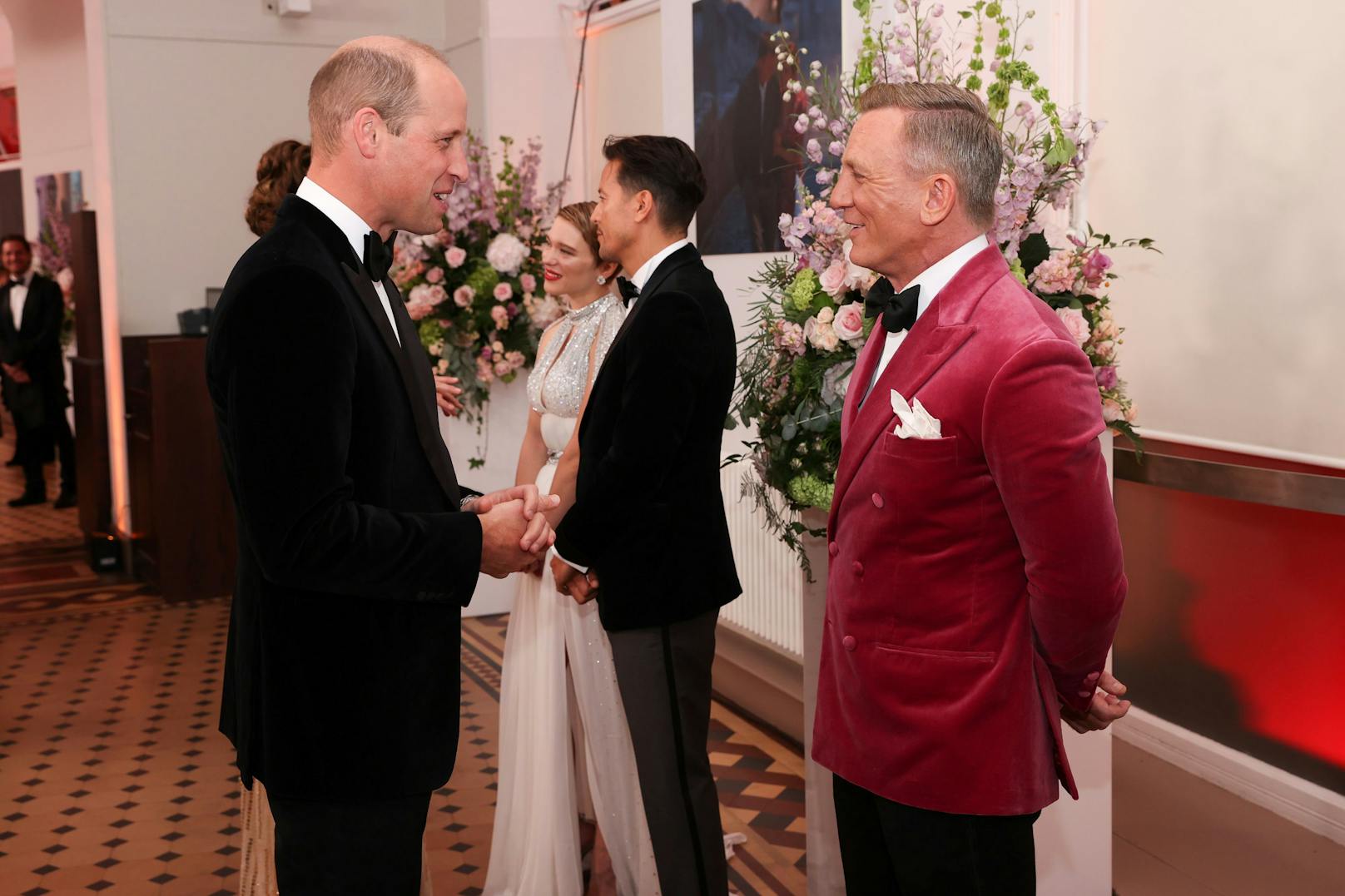 Prinz William plaudert mit Daniel Craig auf der "Bond"-Premiere.