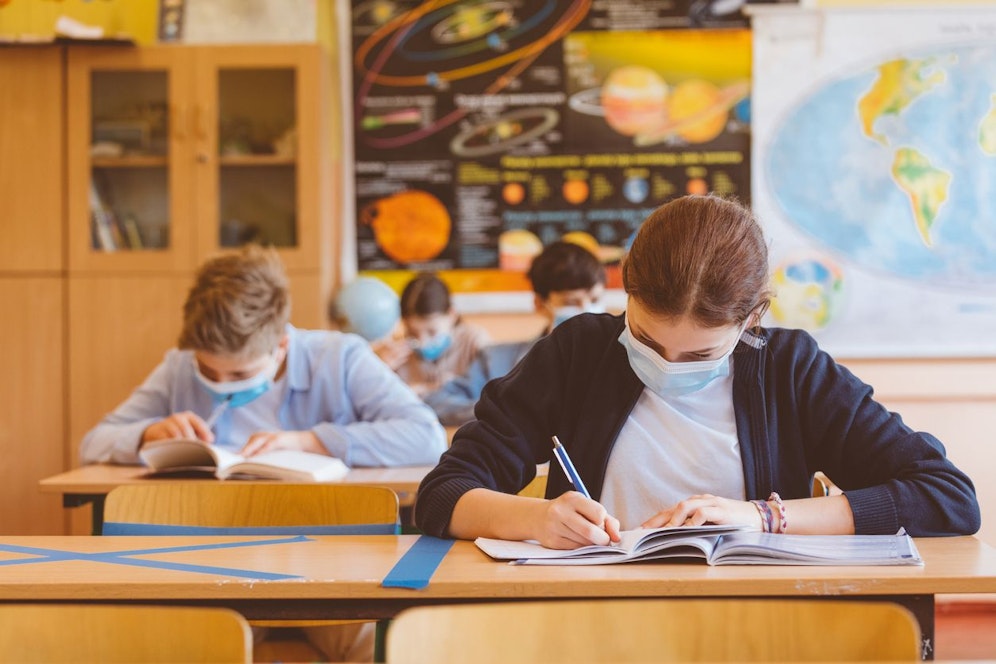 Die Maske muss auch im Klassenzimmer oben bleiben, heißt es ab Montag für Oberösterreichs Oberstufen-Schüler. 