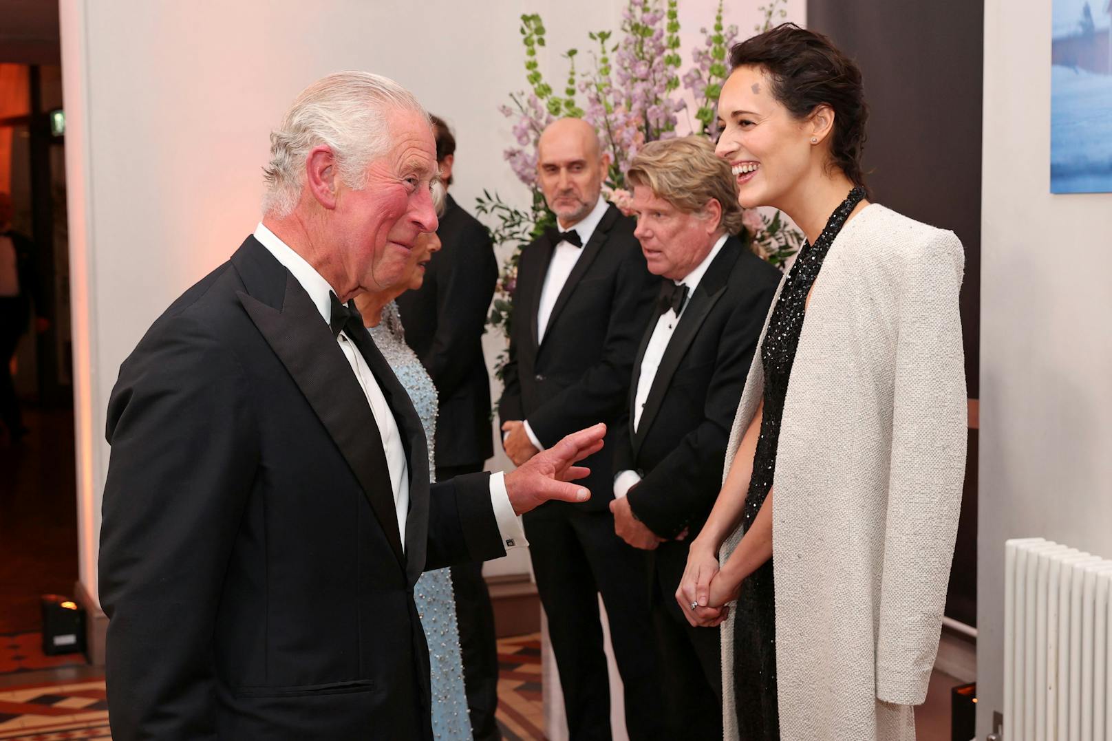 Prinz Charles plaudert mit "Bond"-Drehbuchautorin Phoebe Waller-Bridge auf der Premiere.