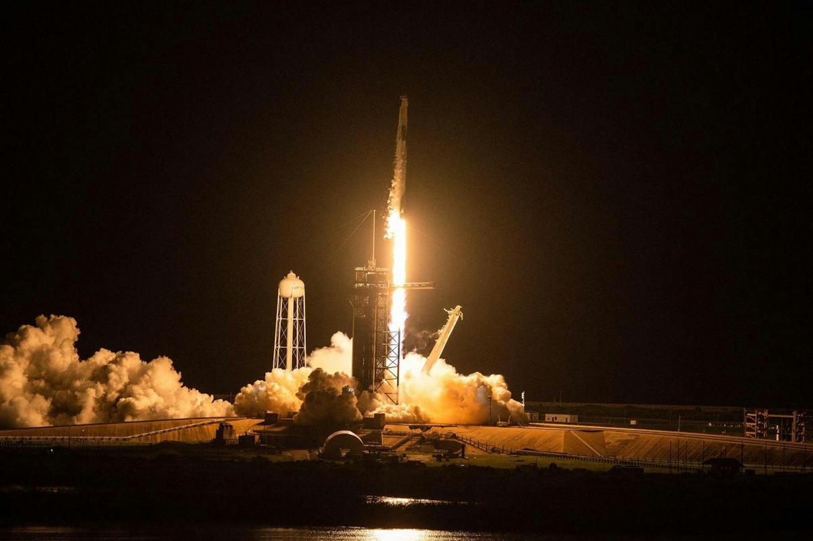 Die Rakete mit den vier Weltraumtouristinnen und -touristen hebt vom Kennedy Space Center ab.