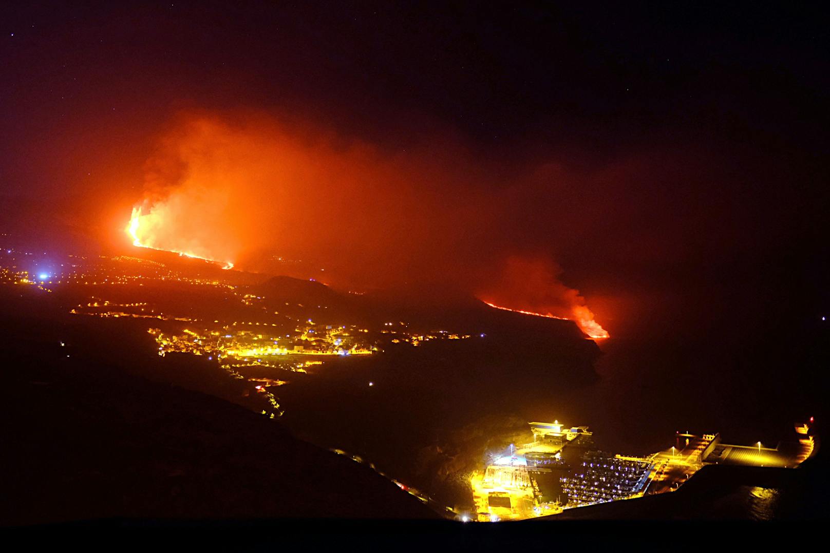 Die spanische Vulkaninsel war bereits am Dienstag zum Katastrophengebiet erklärt worden.