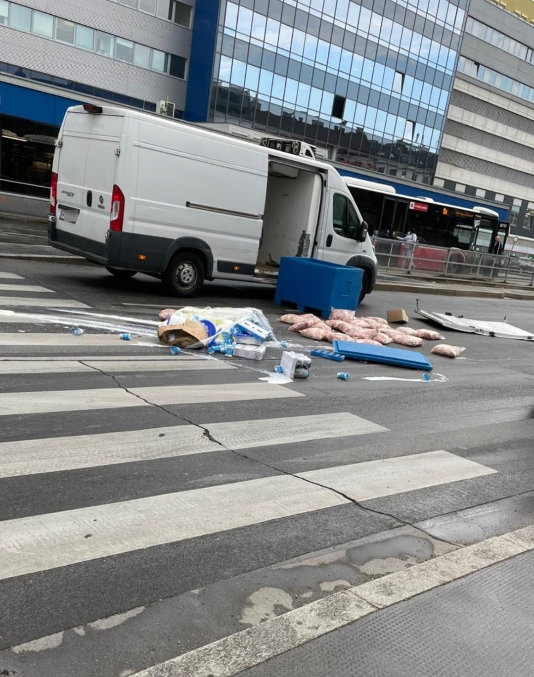 Die gesamte Ladung landete auf der Straße. 