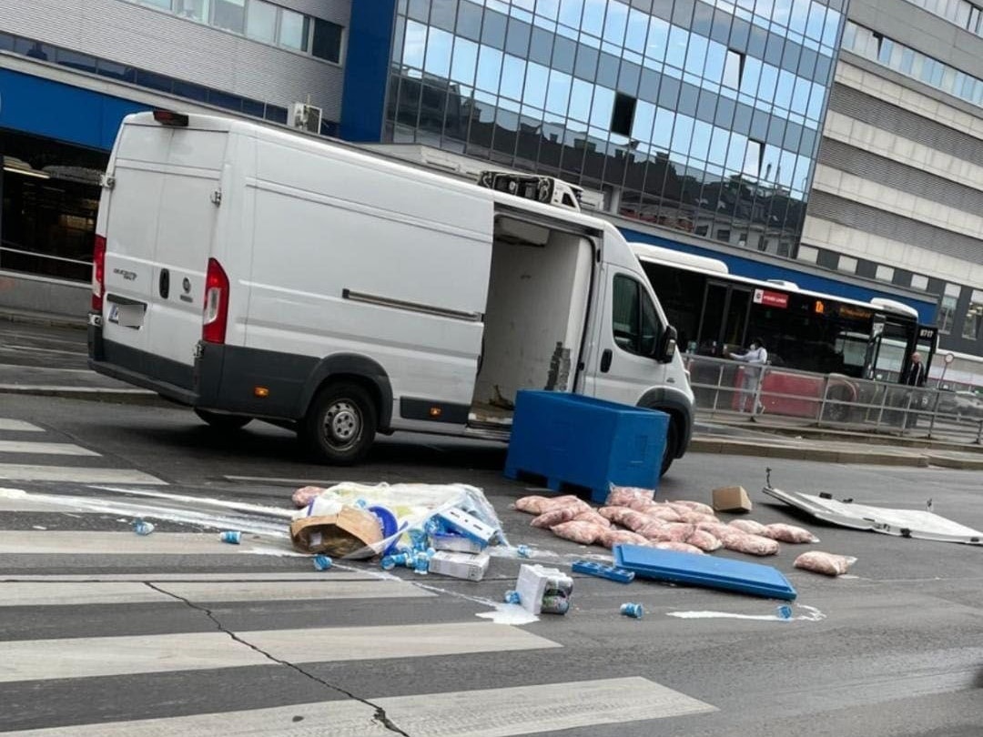 Die gesamte Ladung landete auf der Straße. 