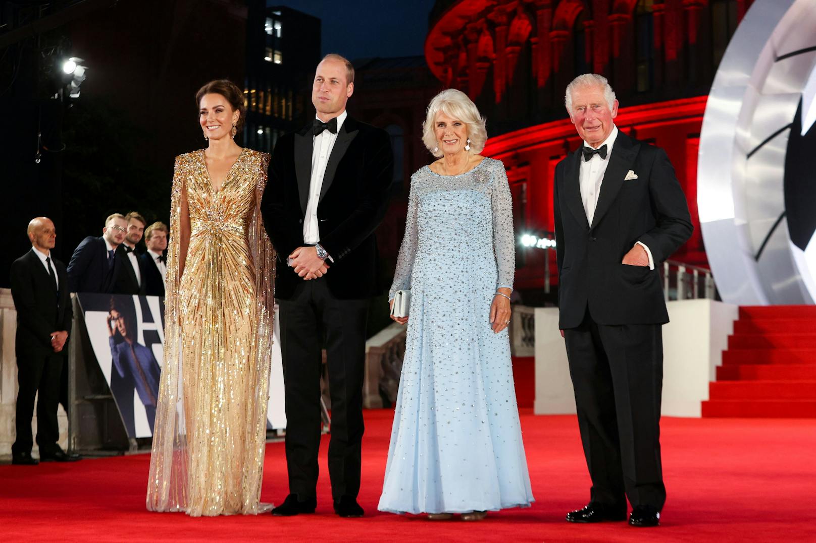 Prinz Charles mit seiner Camilla, Duchess of Cornwall, Prinz William und Herzogin Kate strahlen bei der Bond-Premiere. 